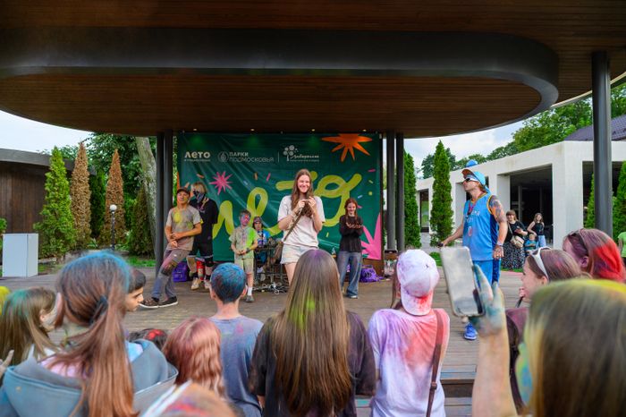Фестиваль красок Holi Dance в Наташинском парке в Люберцах