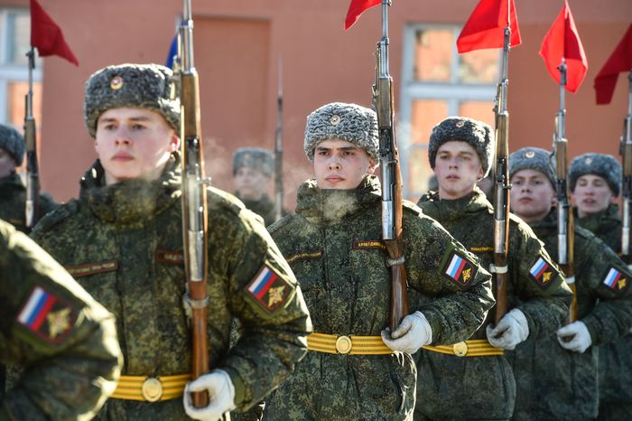 Подготовка военнослужащих отдельного комендантского Преображенского полка к военному параду на Красной площади