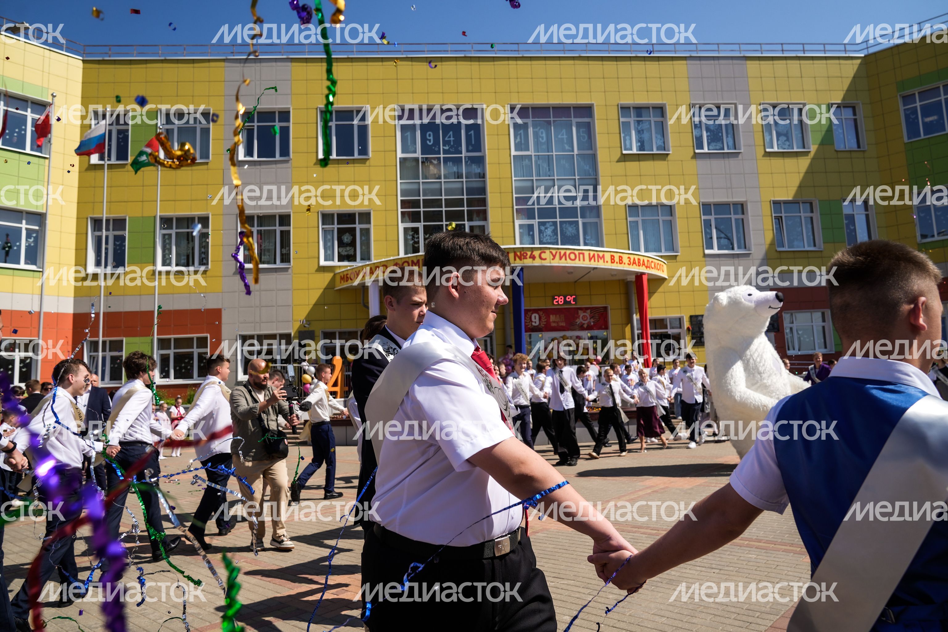 Последний звонок в Наро-Фоминской СОШ №4 имени генерал-майора В.В. Завадского Последний звонок в Наро-Фоминской СОШ №4 имени генерал-майора В.В. Завадского