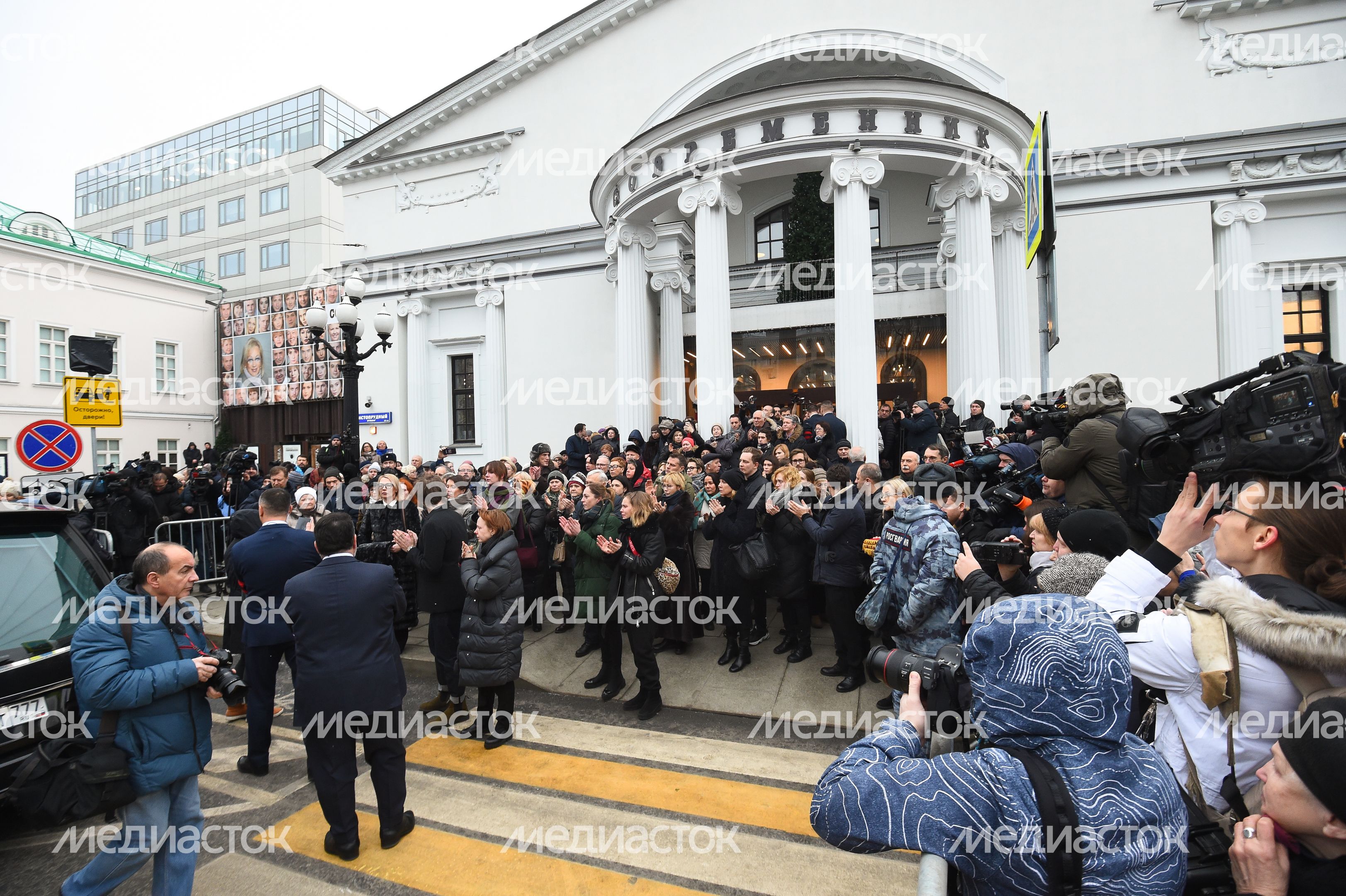 Церемония прощания с Галиной Волчек