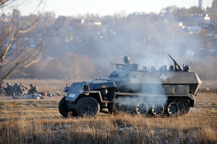 Реконструкция битвы под Москвой времен ВОВ в Ступинском районе