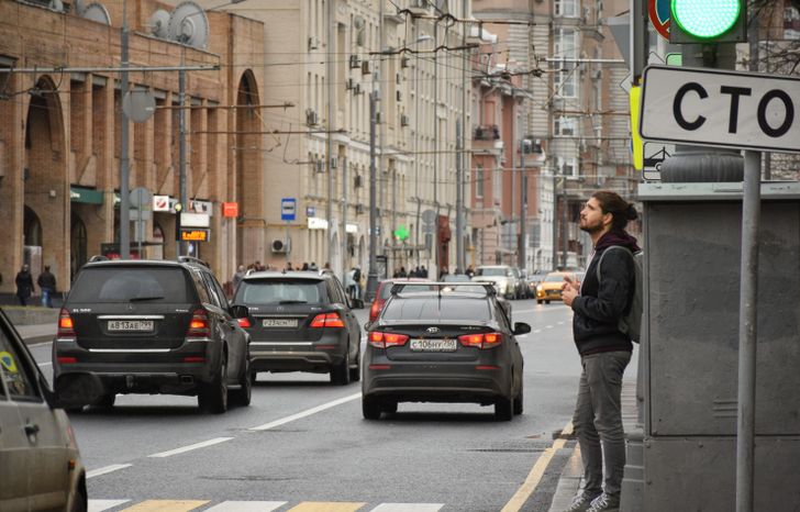 Повседневная жизнь города в Москве осенью