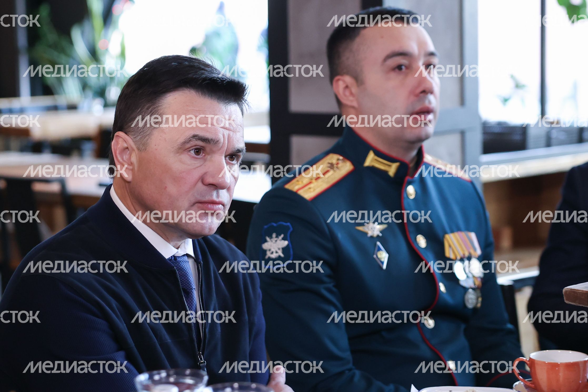 Андрей Воробьев пообщался с героями СВО и волонтерами за чашкой чая Андрей Воробьев пообщался с героями СВО и волонтерами за чашкой чая