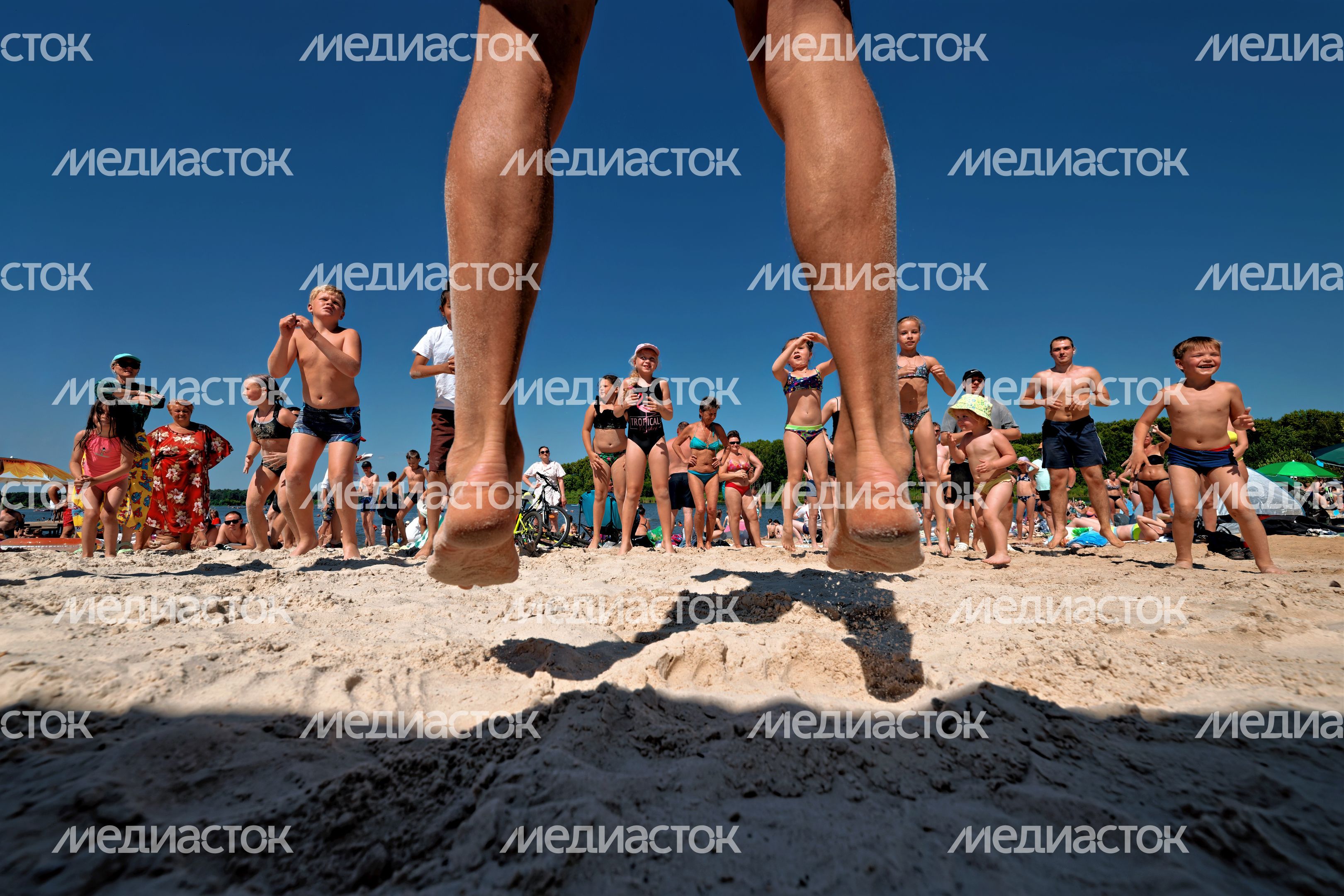 Олимпийский чемпион по лыжным гонкам Александр Легков провел разминку на пляже набережной озера Сенеж