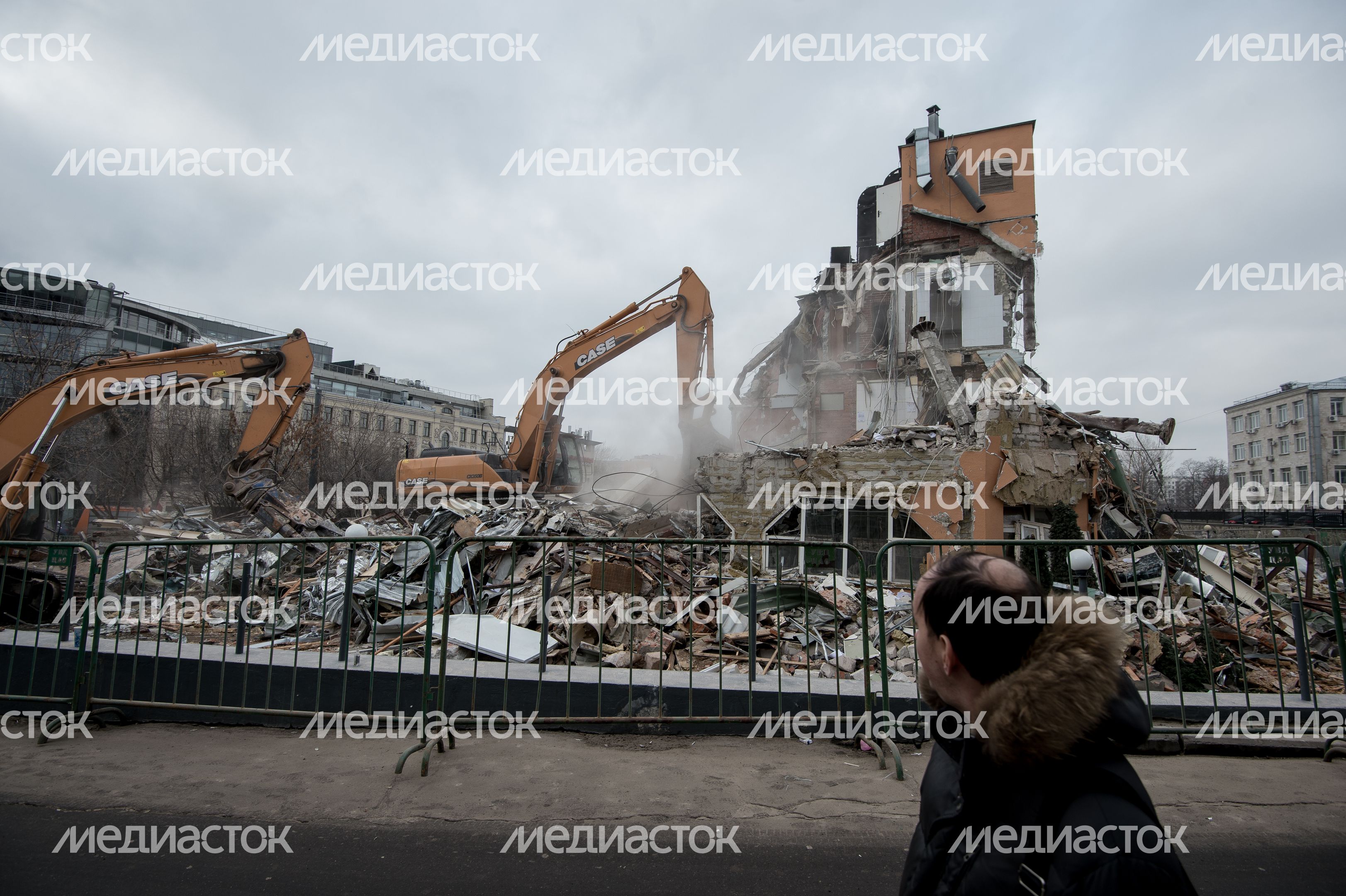 Снос самостроя у станции метро Баррикадная в Москве