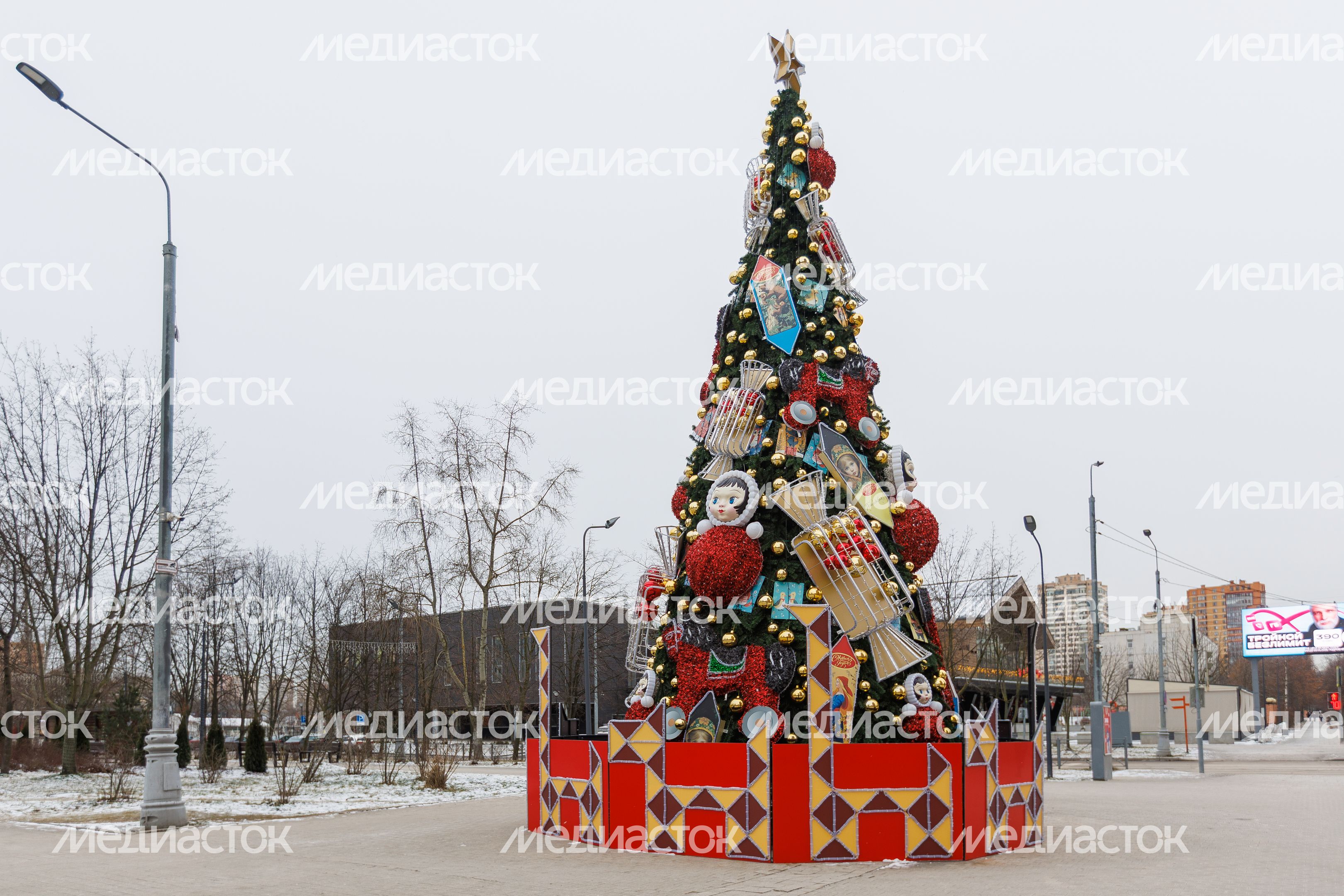 Новогодняя елка в Александровском сквере Реутова зимой Новогодняя елка в Александровском сквере Реутова зимой