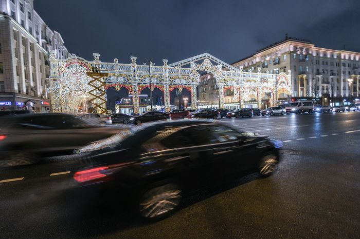 Включение подсветки новогодней арки в стиле театра «Эрмитаж» в Москве