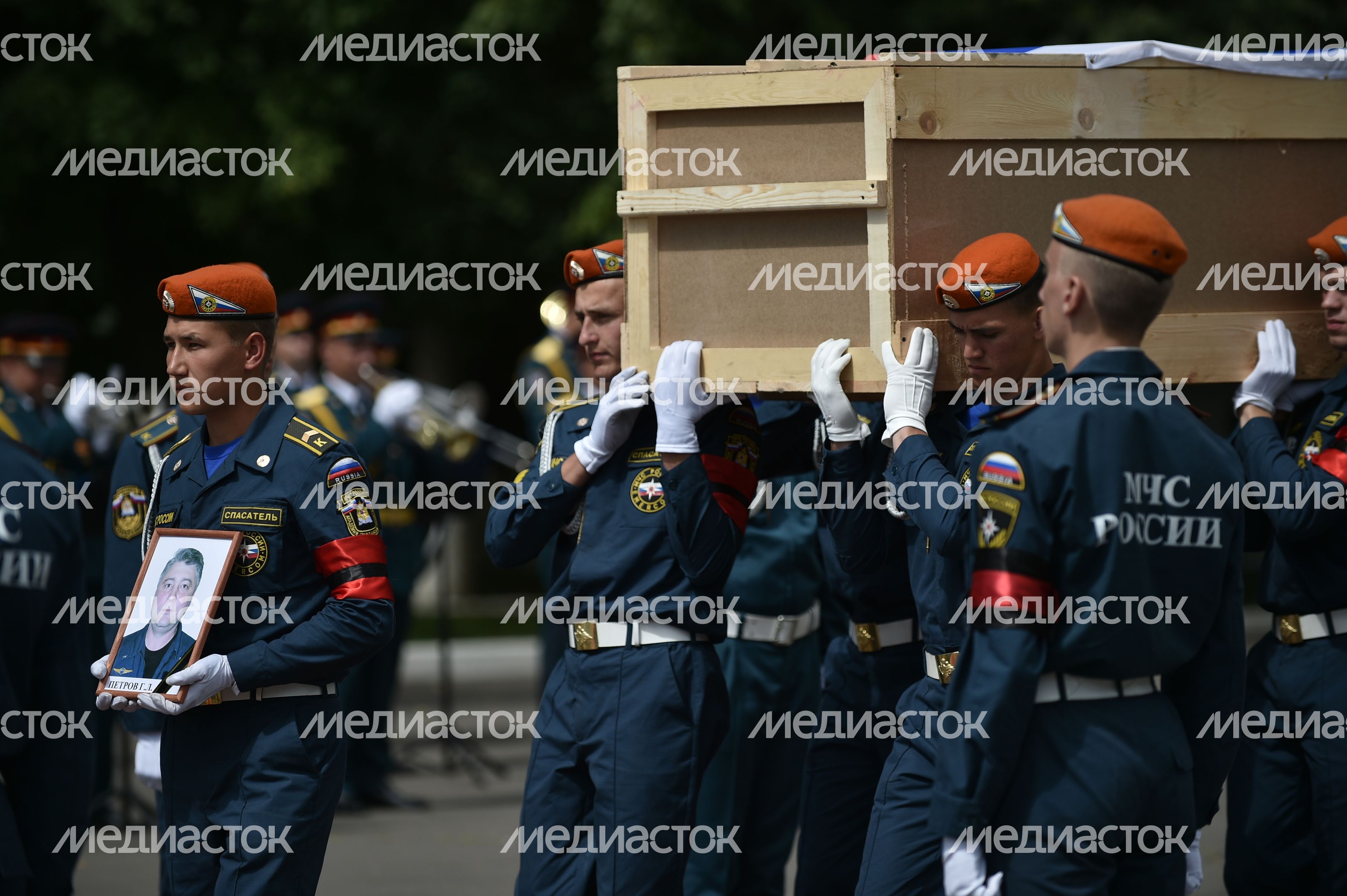 Прощание с погибшими членами экипажа самолета Ил-76 в Жуковском