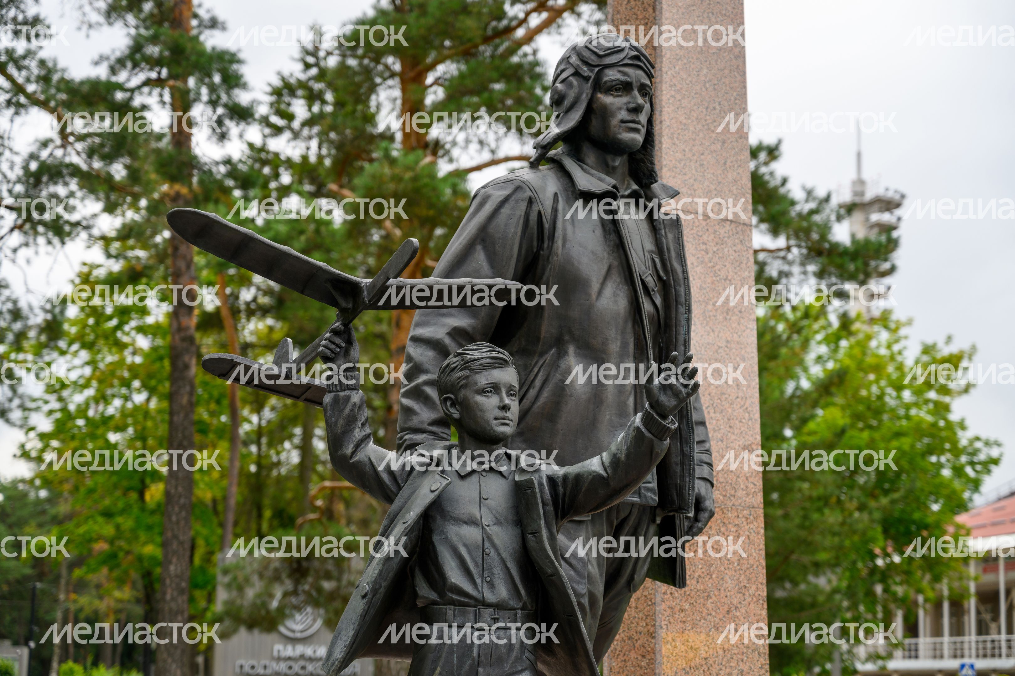 Скульптурная композиция «Авиаторы» в Жуковском