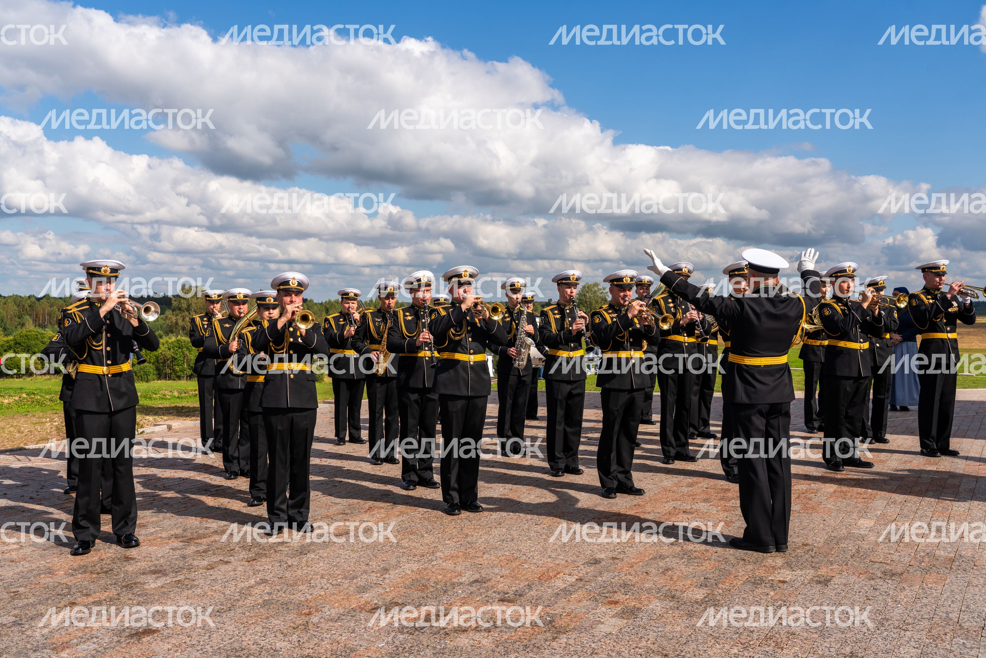 Военный оркестр на памятных мероприятиях у батареи Раевского на Бородинском поле в День воинской славы России