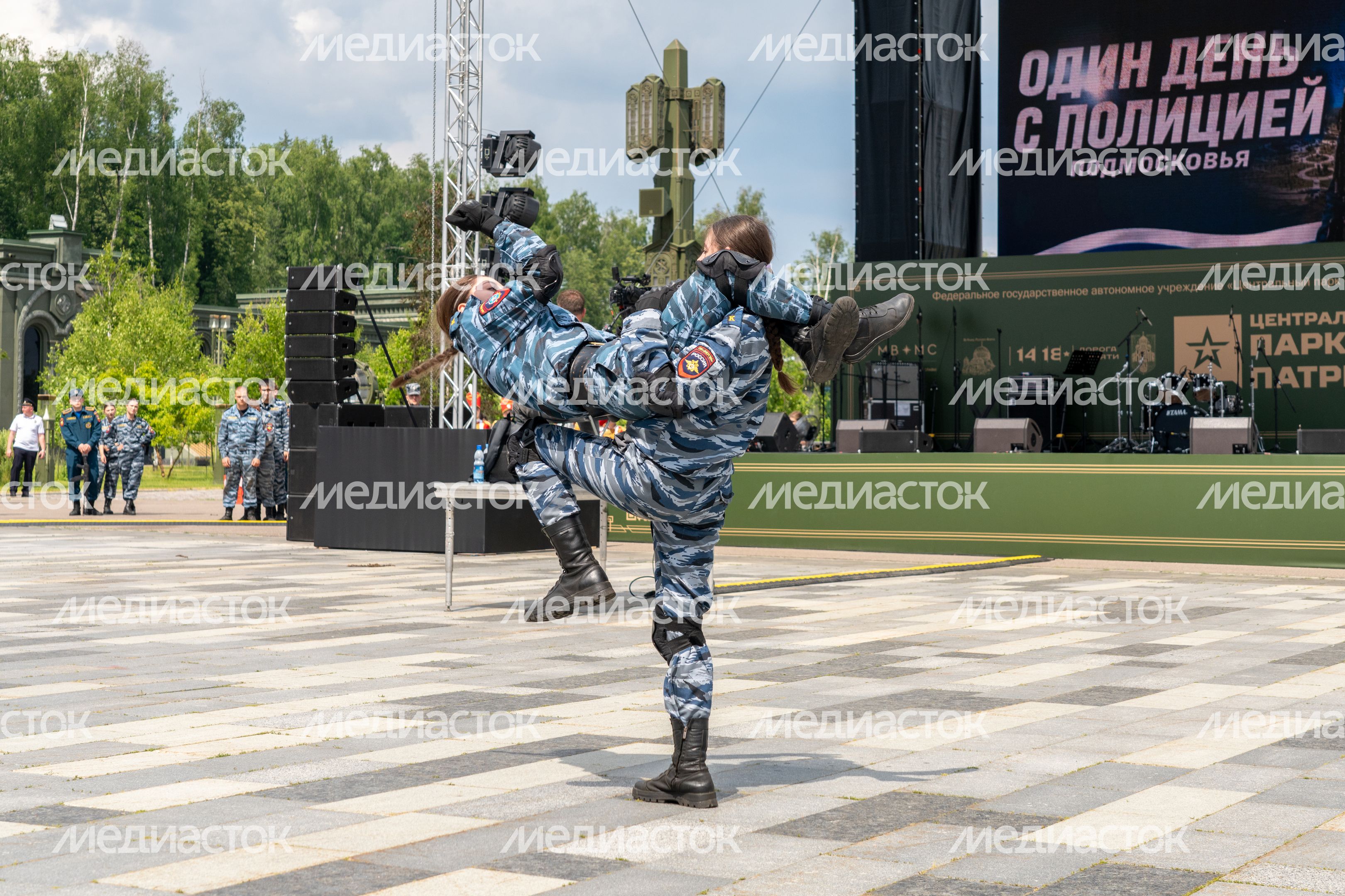 Показательные выступления специального полка полиции с демонстрацией боевых приемов борьбы Показательные выступления специального полка полиции с демонстрацией боевых приемов борьбы