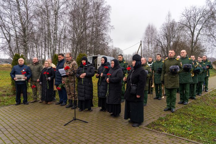 Возложение цветов к могиле Неизвестного солдата на Бородинском поле
