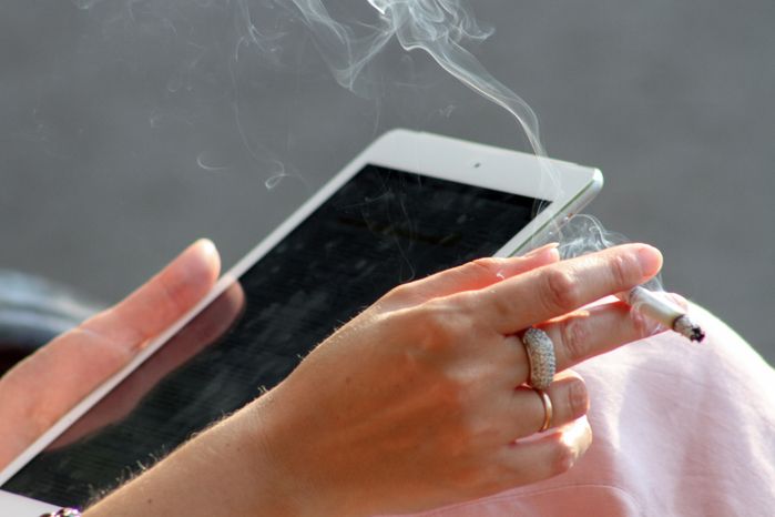 Женщина работает на планшете Ipad