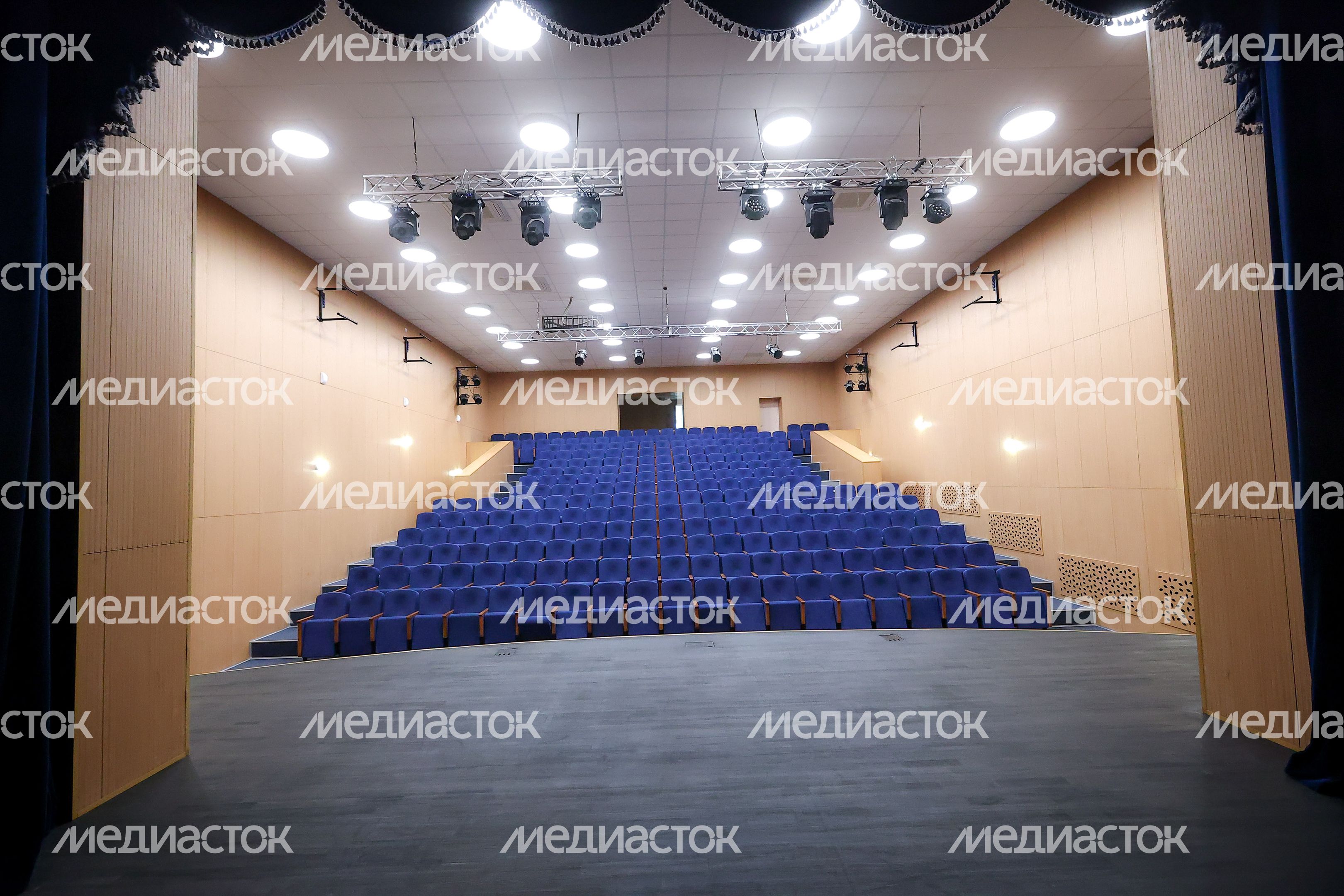 Проверка хода капремонта Центра культуры и творчества «Родники» в Волоколамске Губернатором Подмосковья