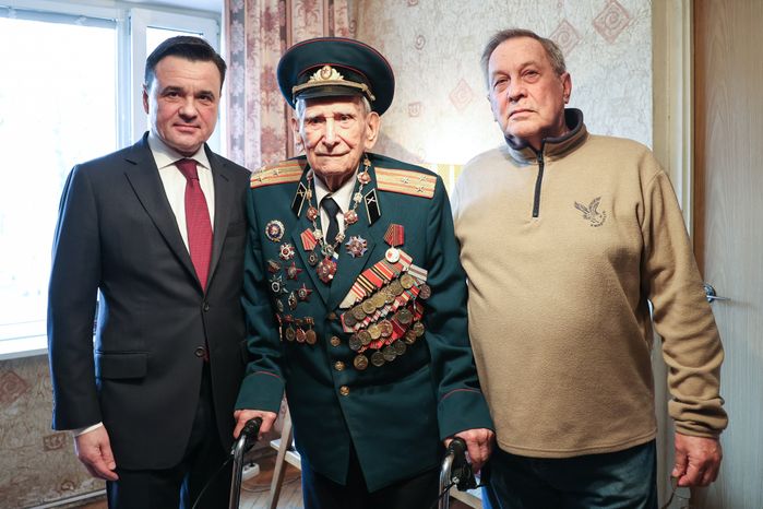 Губернатор присвоил знание Почетного гражданина ветерану Великой Отечественной войны Александру Золотову