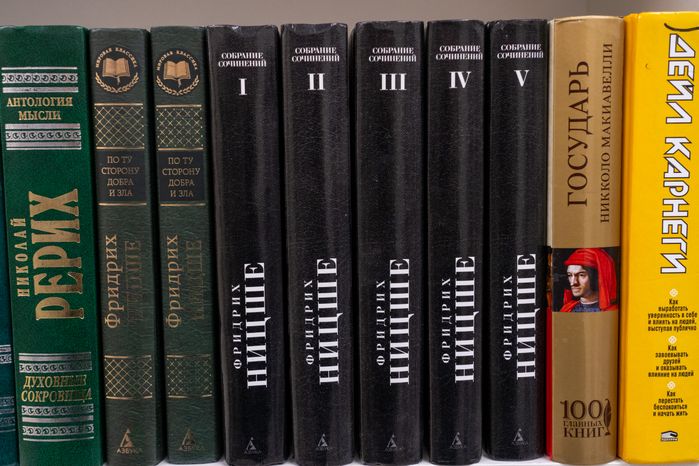 Книги на полке в модельной библиотеке «Компас» во Власихе
