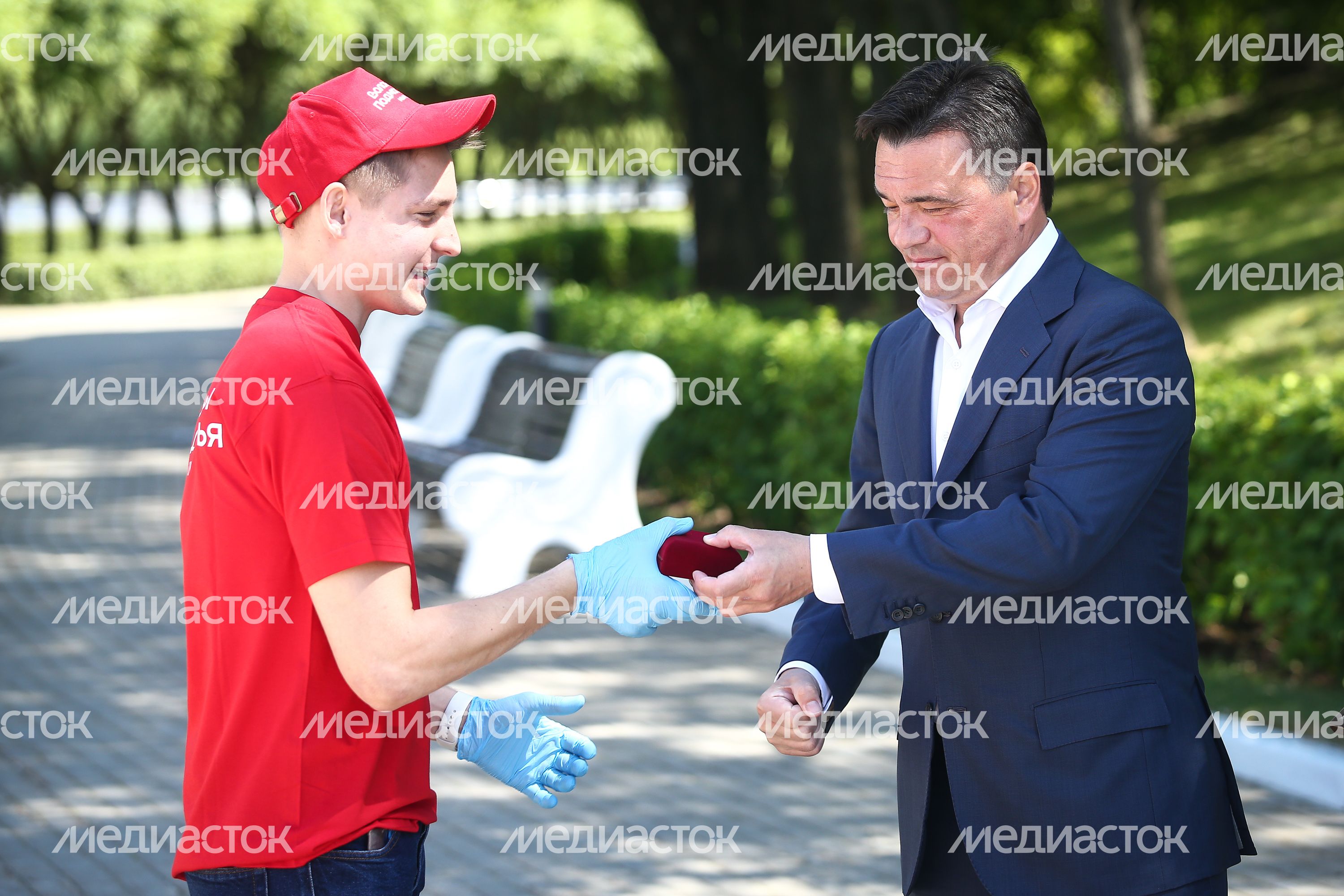 Награждение губернатором Подмосковья волонтеров за работу в период пандемии коронавируса