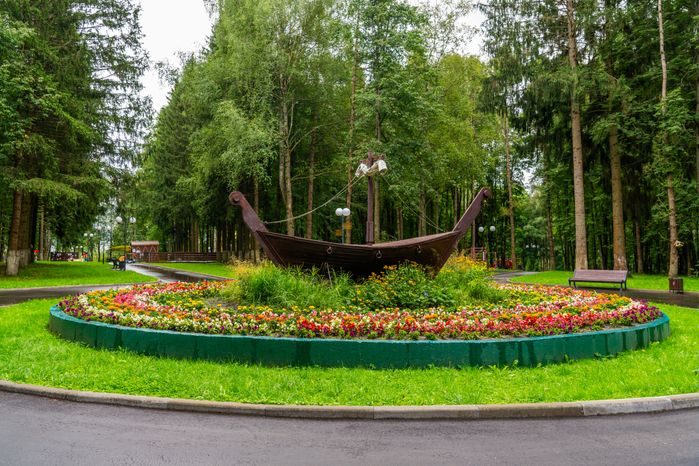 Клумба в виде корабля в парке культуры и отдыха Волоколамска