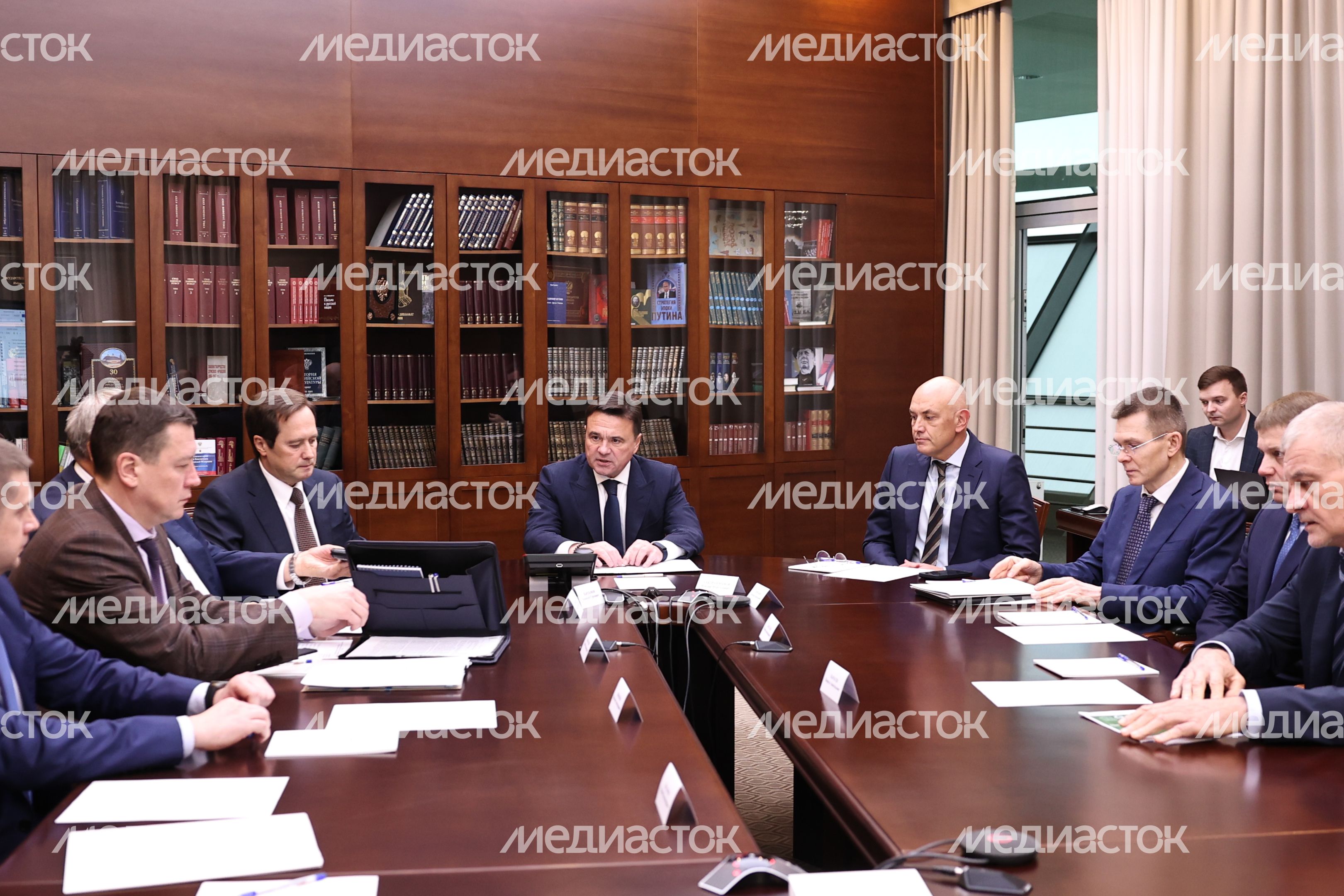 Андрей Воробьев провел оперативное совещание с правоохранительным блоком Андрей Воробьев провел оперативное совещание с правоохранительным блоком