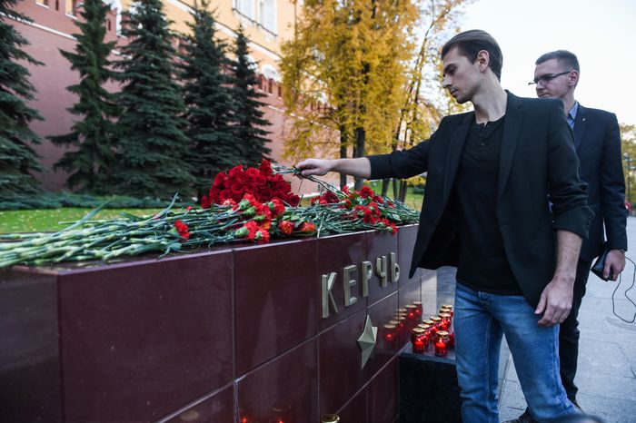 Возложение цветов к мемориалу города Керчь в Москве