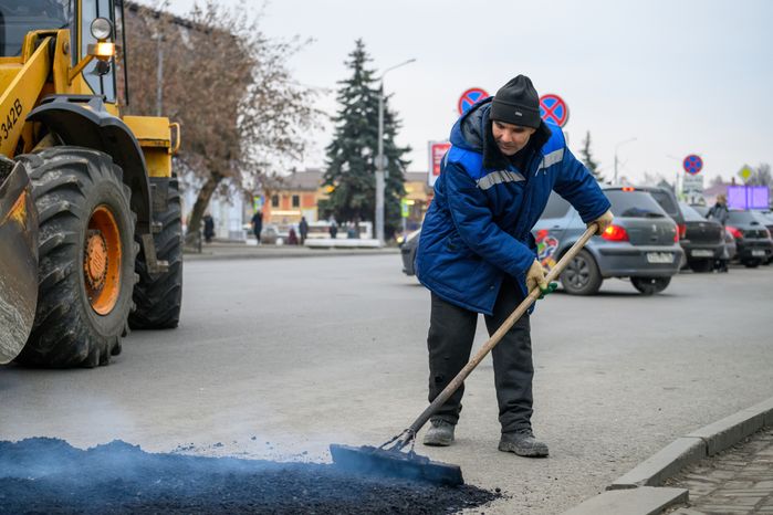 Рабочие Мособлводоканала укладывают асфальт в Орехово-Зуево после ремонта водопровода
