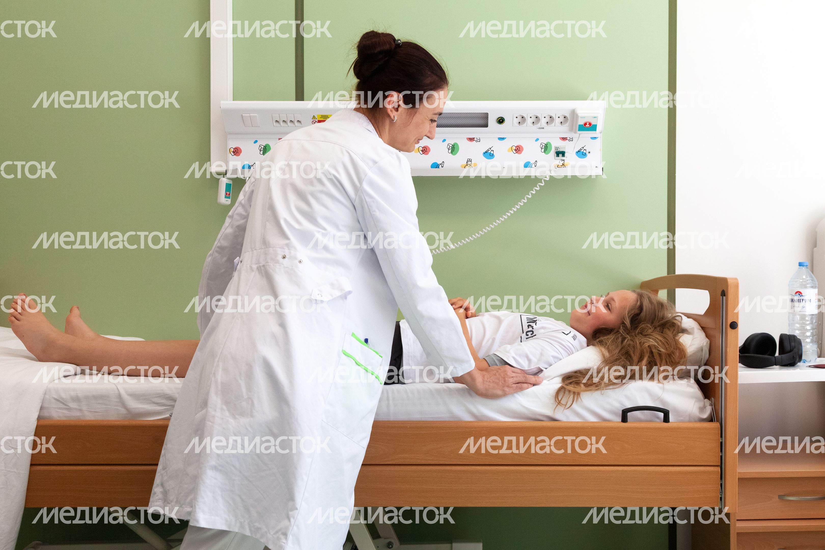 Врач проводит осмотр пациента отделения травматологии Детского клинического центра им. Л.М. Рошаля Врач проводит осмотр пациента отделения травматологии Детского клинического центра им. Л.М. Рошаля