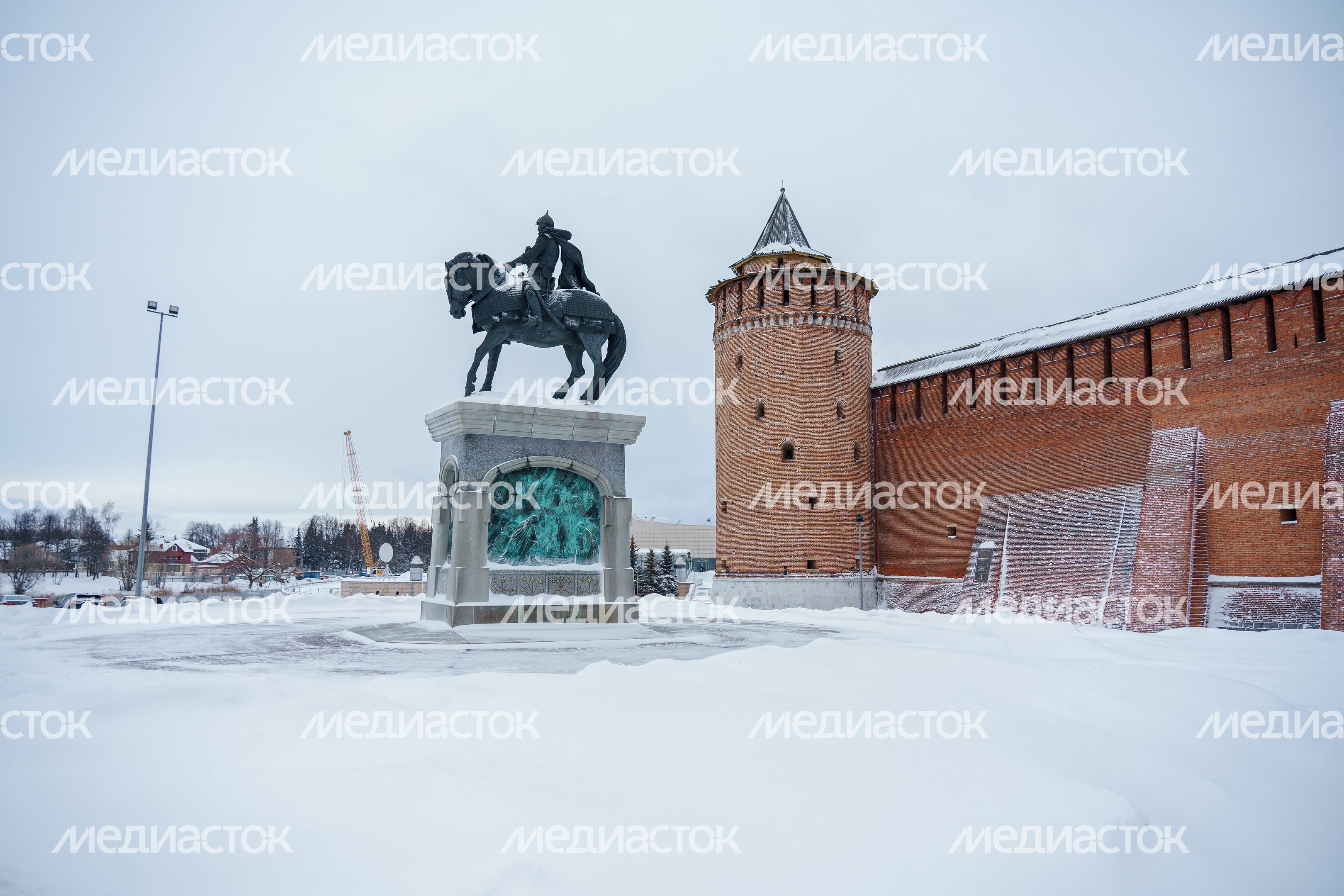 Памятник Дмитрию Донскому у Коломенского кремля