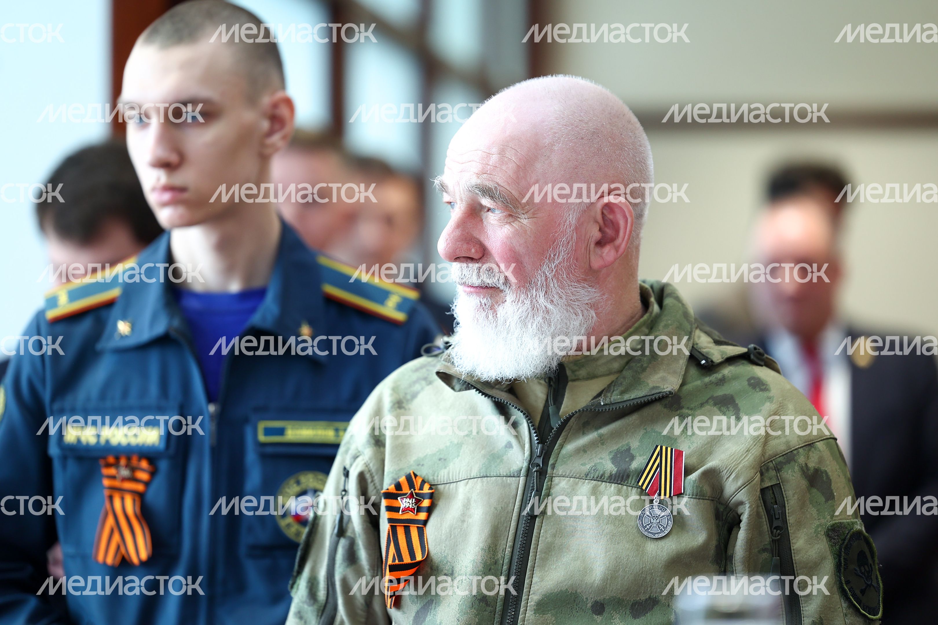 Губернатор вручил государственные награды добровольцам отряда БАРС