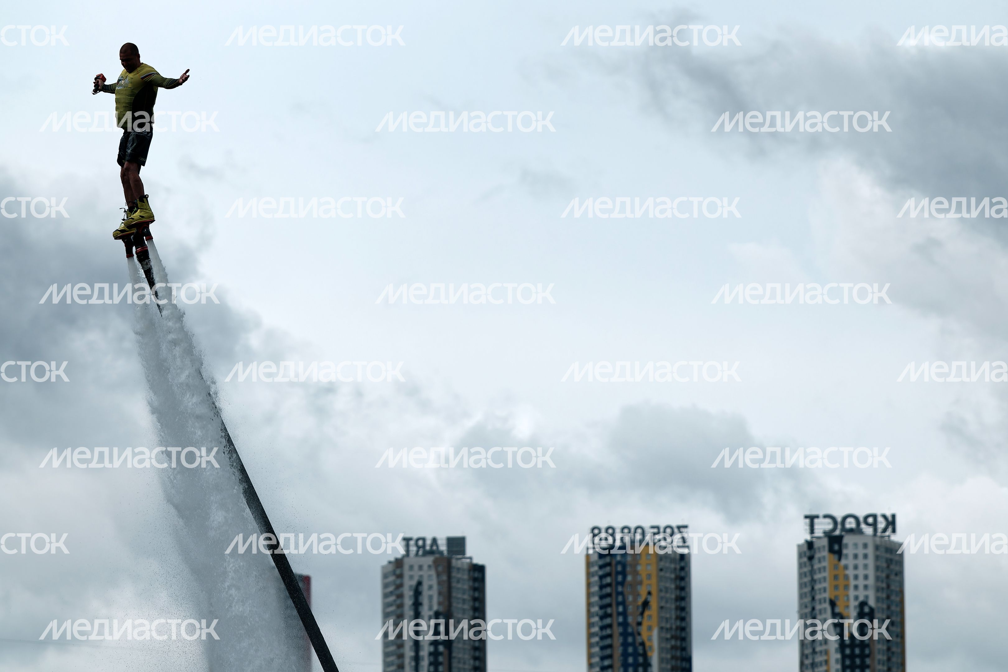 Водное флайборд-шоу провели на пляже «Рублево» на подмосковном солнечном сап-фесте в Красногорске Водное флайборд-шоу провели на пляже «Рублево» на подмосковном солнечном сап-фесте в Красногорске