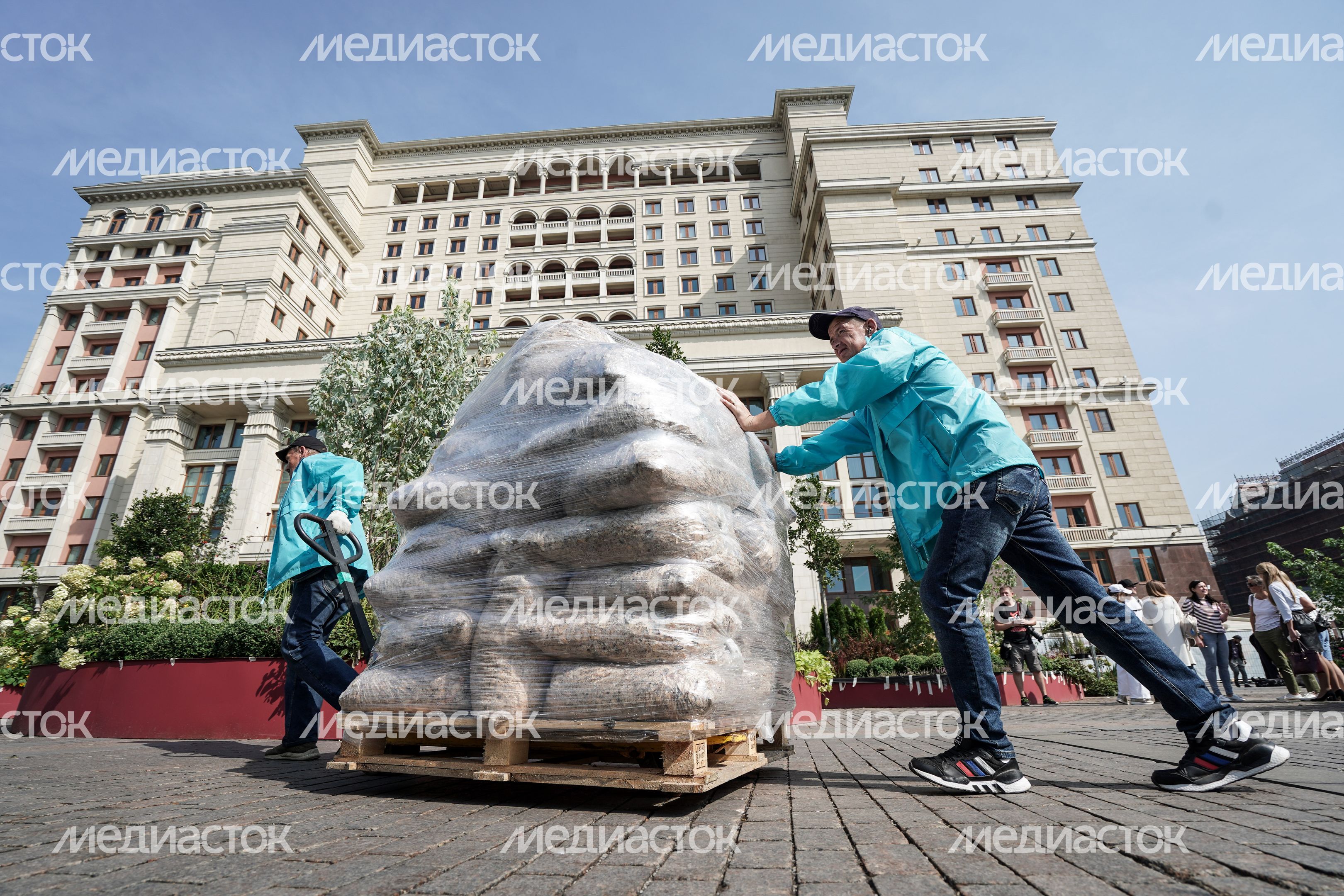 Подготовка к открытию площадки фестиваля «Цветочный джем» в Москве Подготовка к открытию площадки фестиваля «Цветочный джем» в Москве