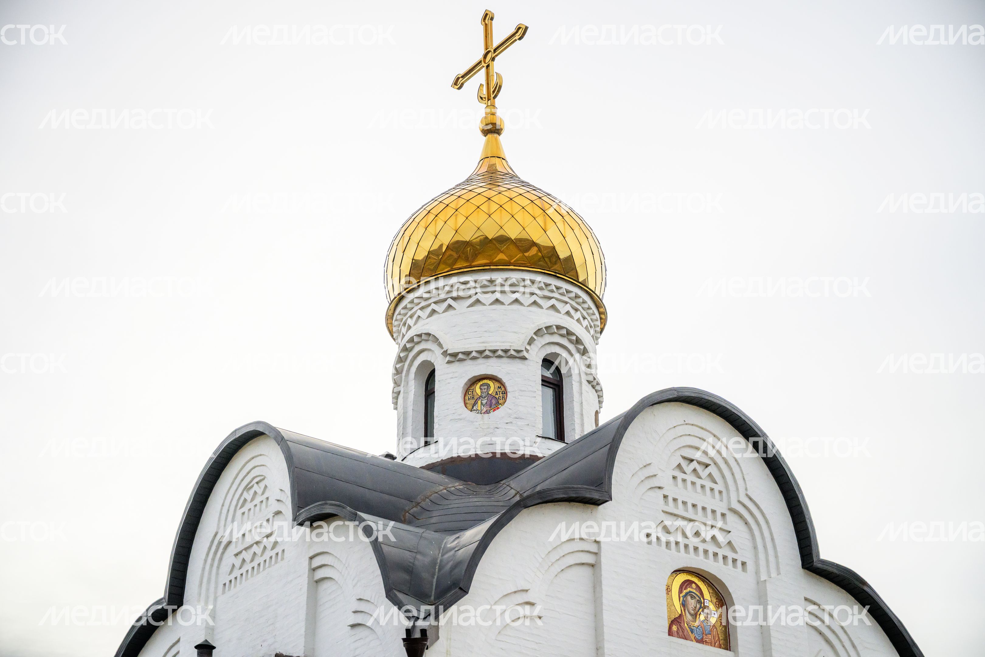 Церковь Иоанна Кронштадтского в микрорайоне Белые Столбы города Домодедово осенью Церковь Иоанна Кронштадтского в микрорайоне Белые Столбы города Домодедово осенью