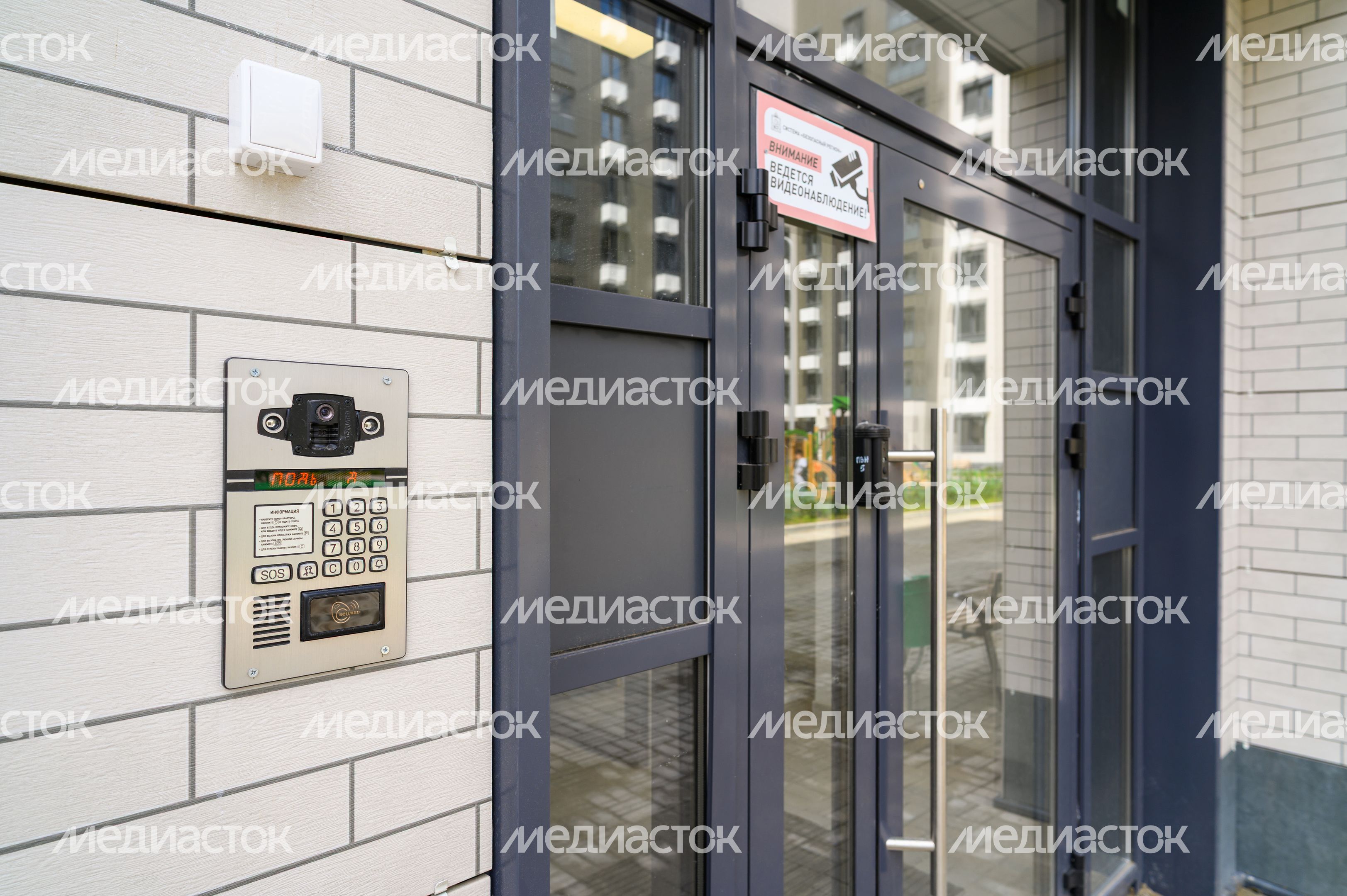 Подъезд многоквартирного дома для переселенцев из аварийного жилья с домофоном Подъезд многоквартирного дома для переселенцев из аварийного жилья с домофоном