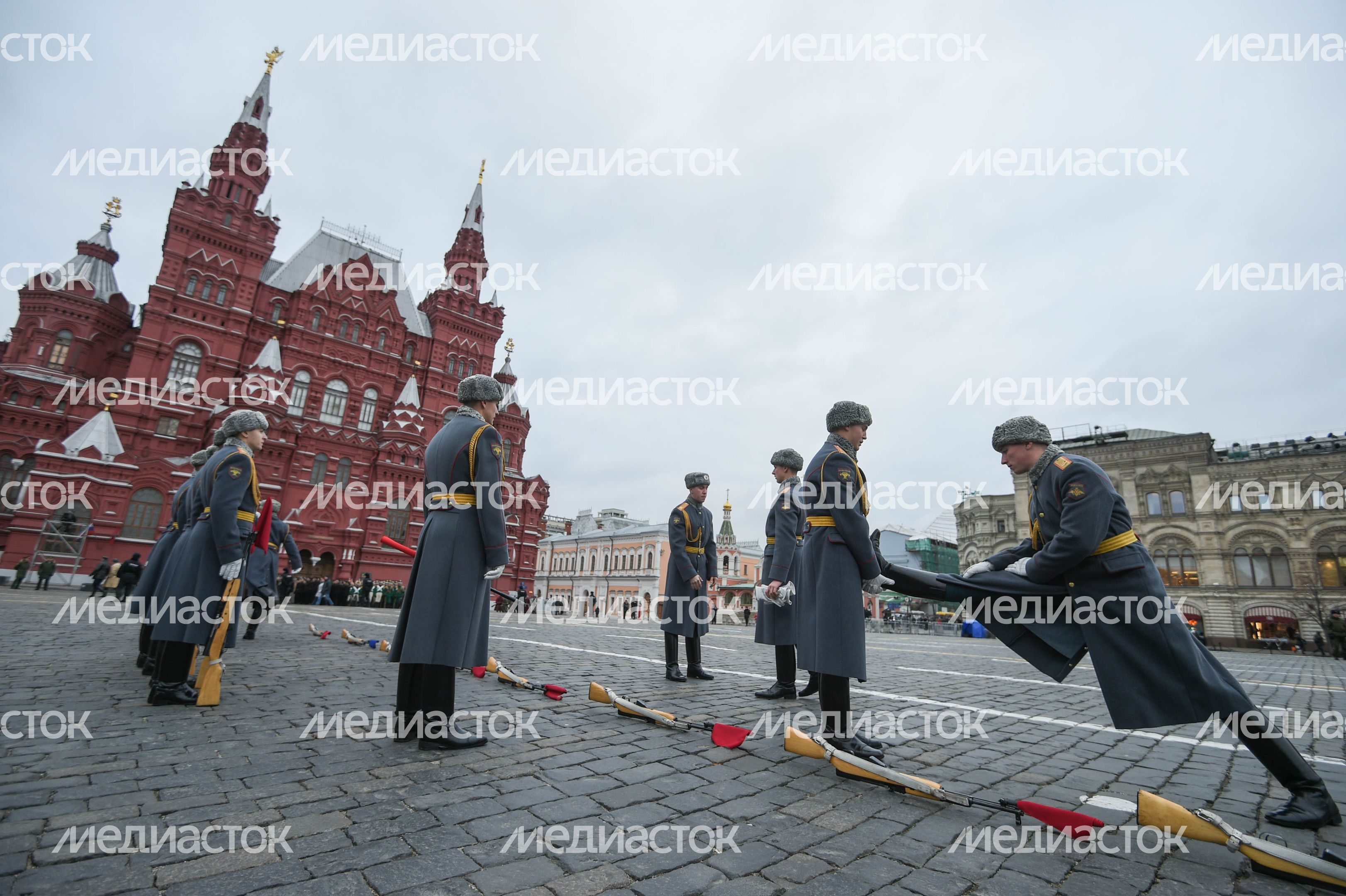 Торжественный марш в честь парада 1941 года на Красной площади в Москве