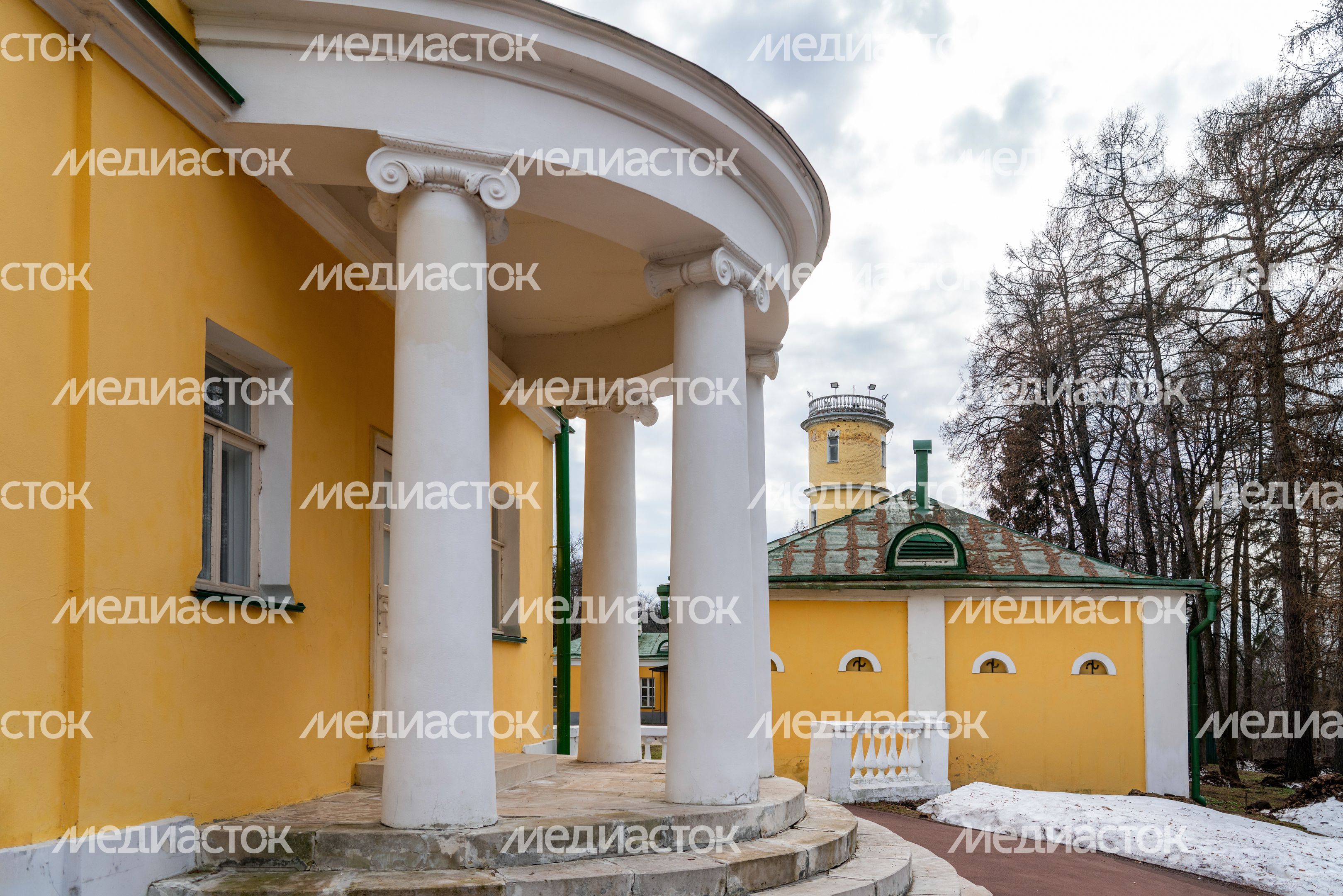 Главный дом усадьбы Горки Ленинские весной Главный дом усадьбы Горки Ленинские весной