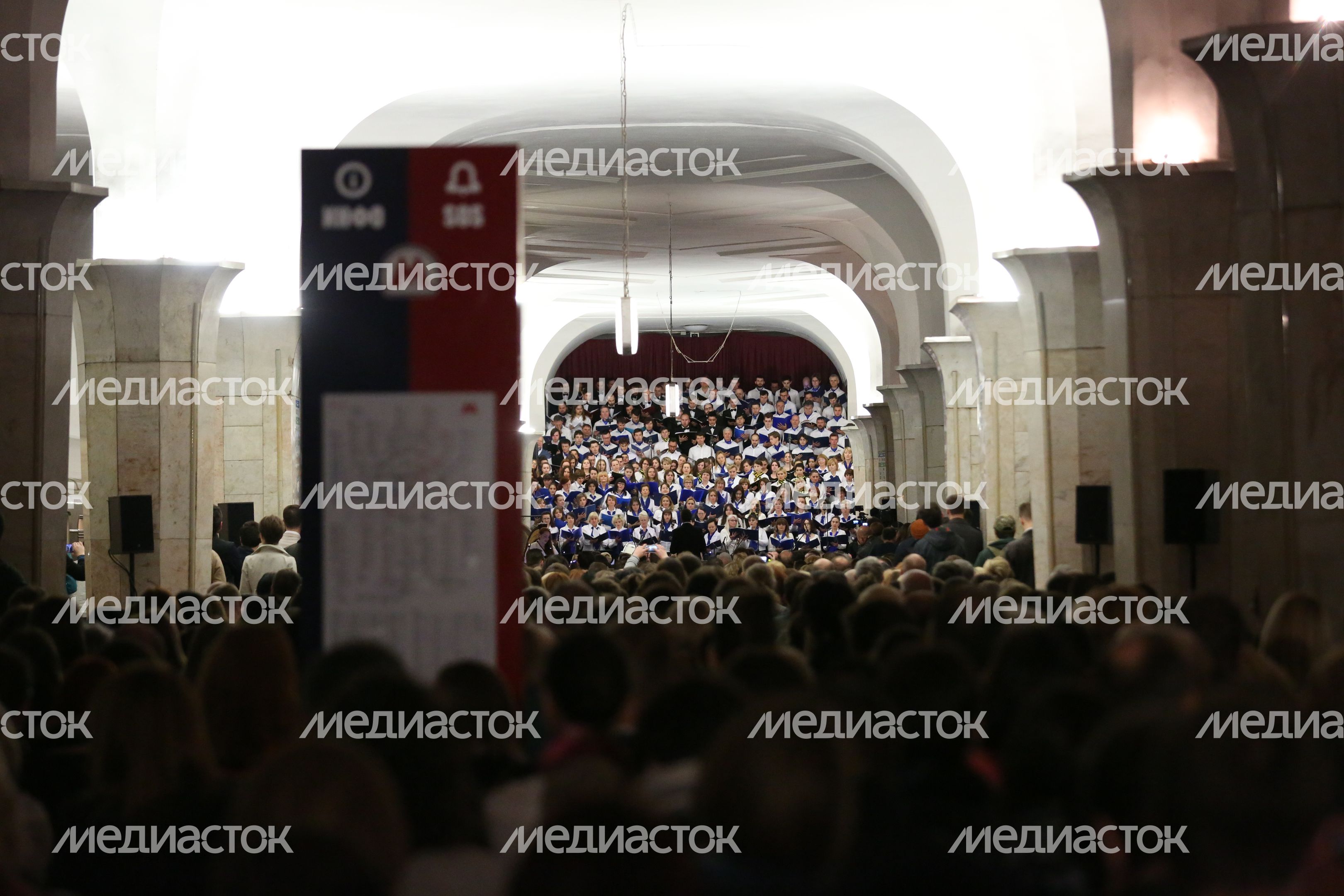 Ночной оперный концерт на станции метро «Кропоткинская» в Москве