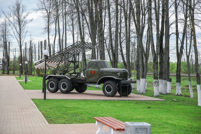 Возложение губернатором Подмосковья цветов к мемориалу воинской славы в селе Новопетровское городского округа Истра