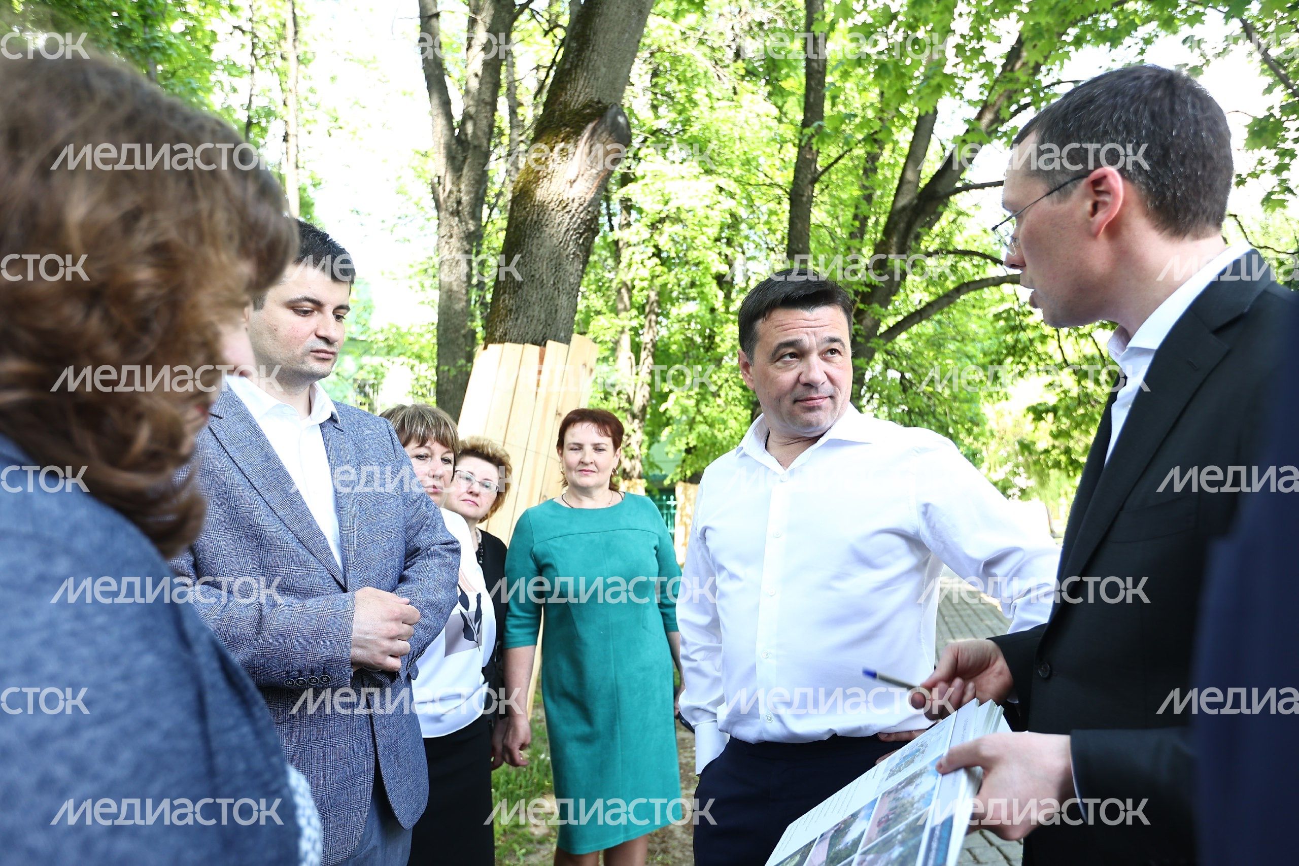 Проверка губернатором Подмосковья хода благоустройства парка усадьбы Крафта в Королеве