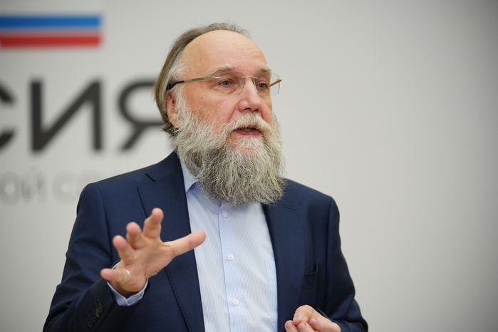Александр Дугин выступает перед участниками молодежного форума "На государственной службе"