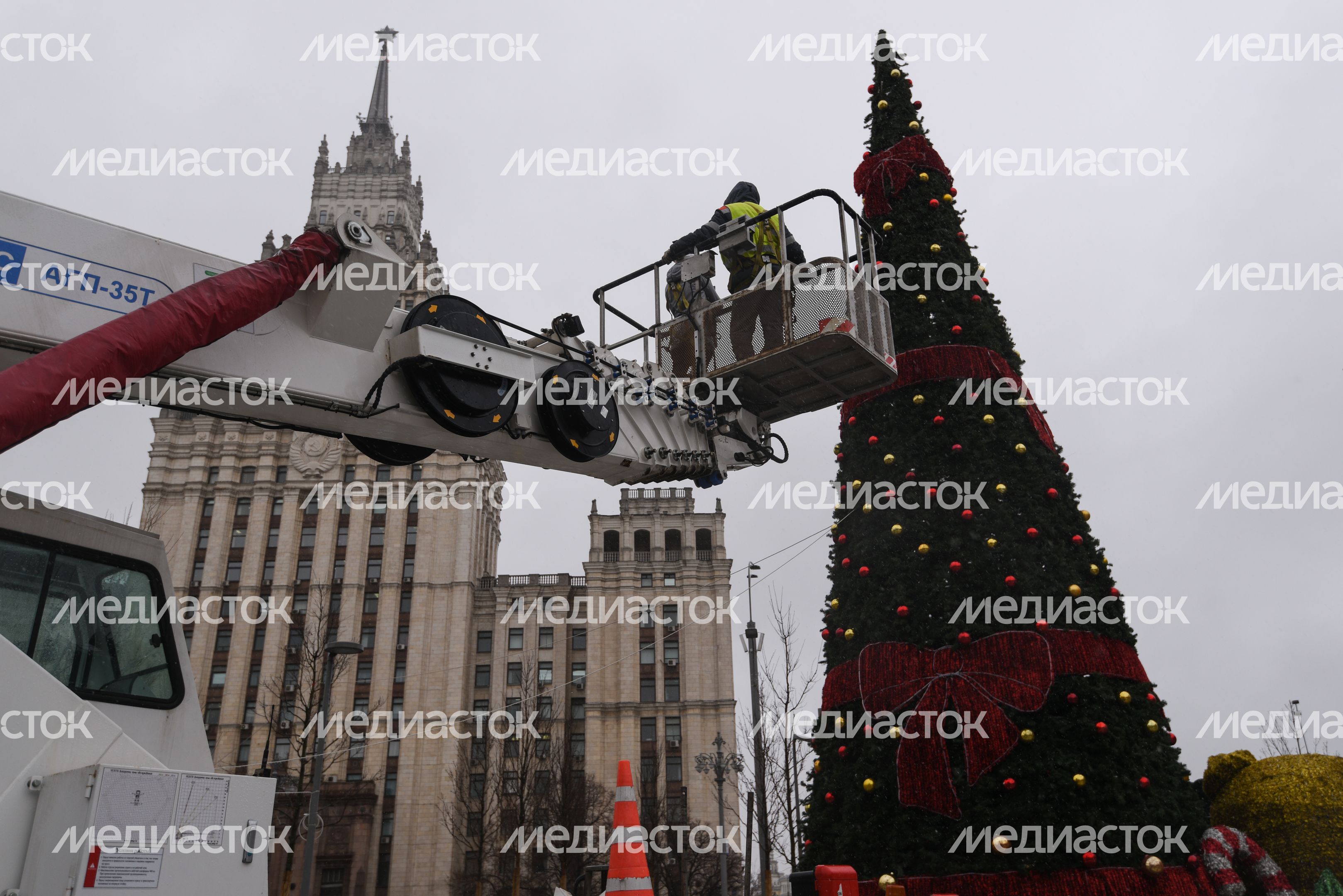 Демонтаж и складирование новогодних елок в Москве