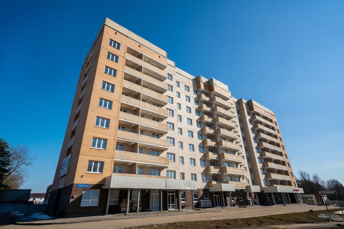 Новый дом в микрорайоне Локомотивный поселка Поварово округа Солнечногорск для переселенцев из аварийного жилья
