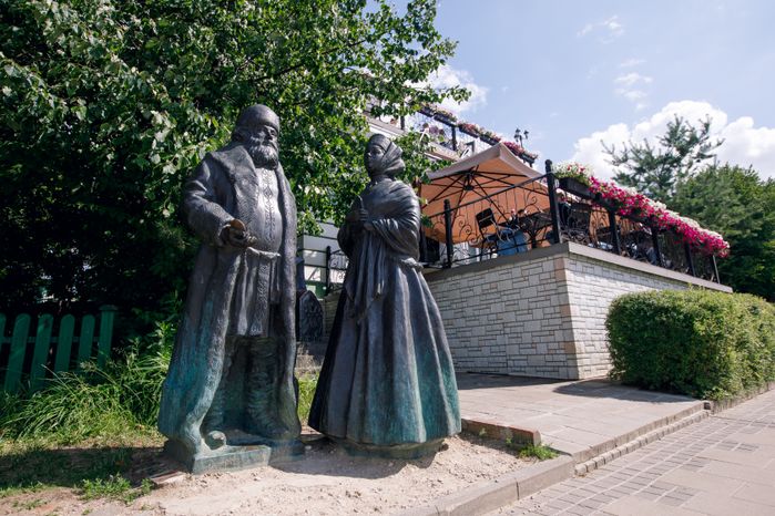 Дмитров. Скульптурная композиция «Горожане»
