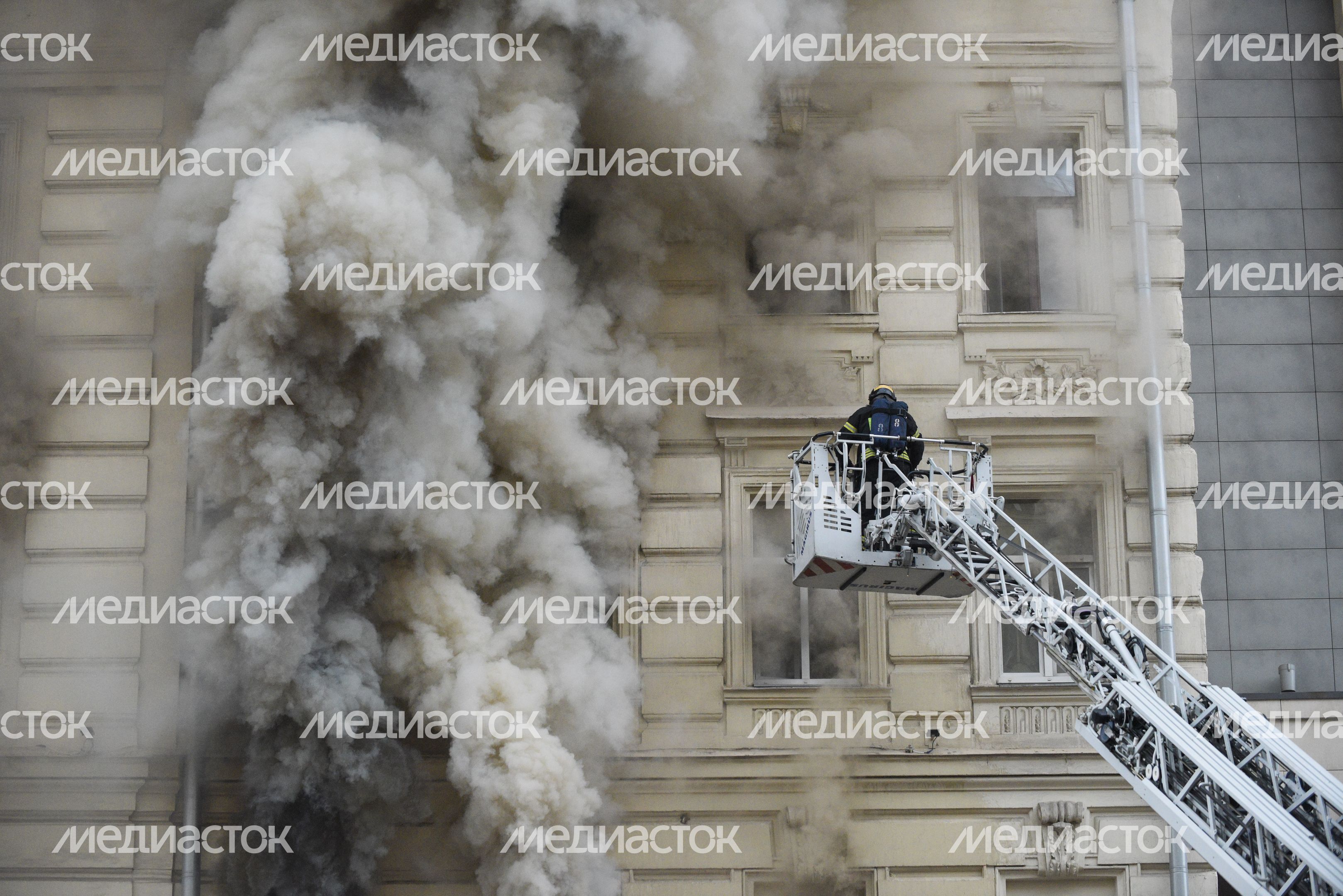 Пожар в реставрируемом здании на Тверской улице в Москве