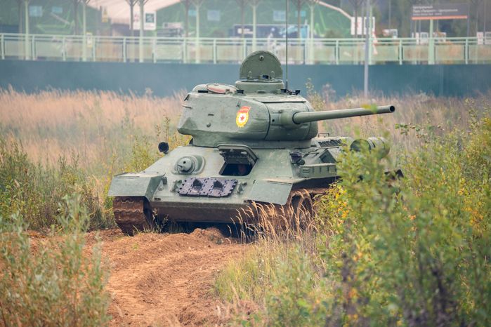 Военно-историческая реконструкция боя в День танкиста в парке «Патриот» Одинцовского округа