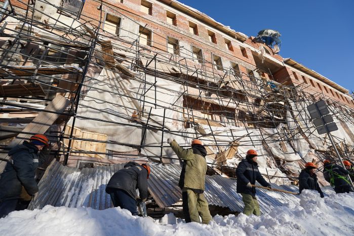Кадры с места обрушения строительных лесов на Лубянском проезде в Москве