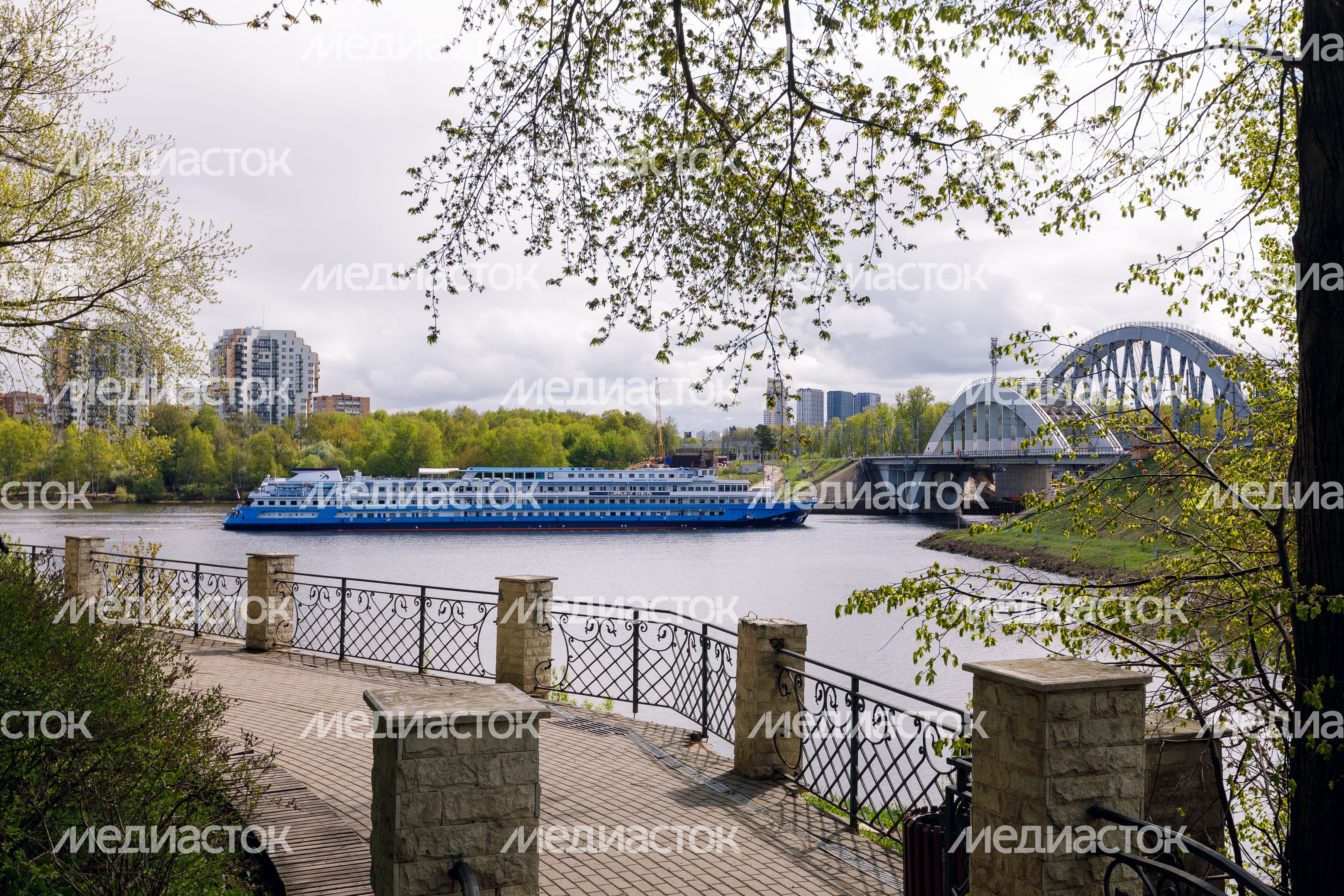 Теплоход на Химкинском водохранилище в Подмосковье Теплоход на Химкинском водохранилище в Подмосковье