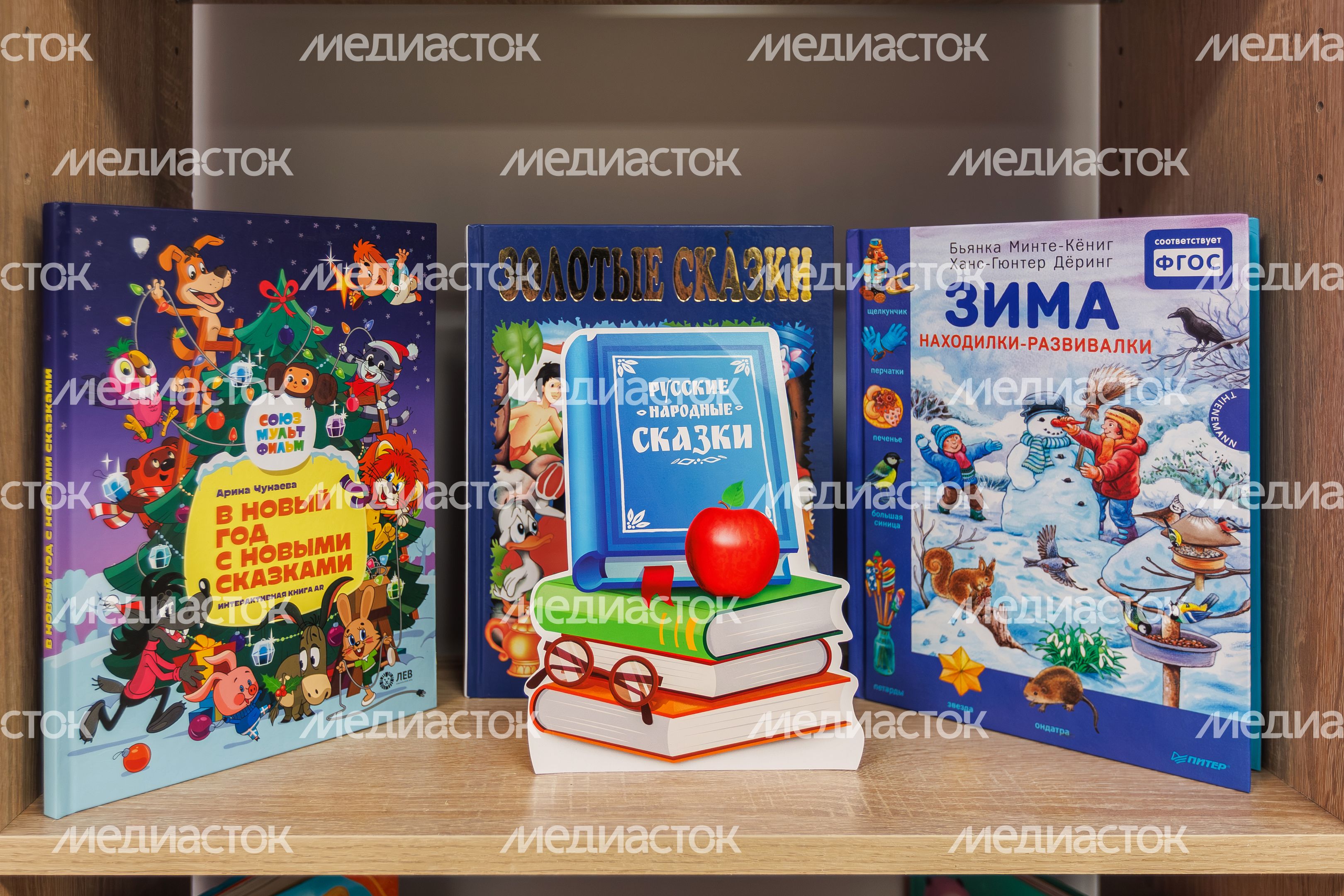 Книги на полке в игровой комнате нового детского сада «Мандаринка» в Щелково-7 Книги на полке в игровой комнате нового детского сада «Мандаринка» в Щелково-7