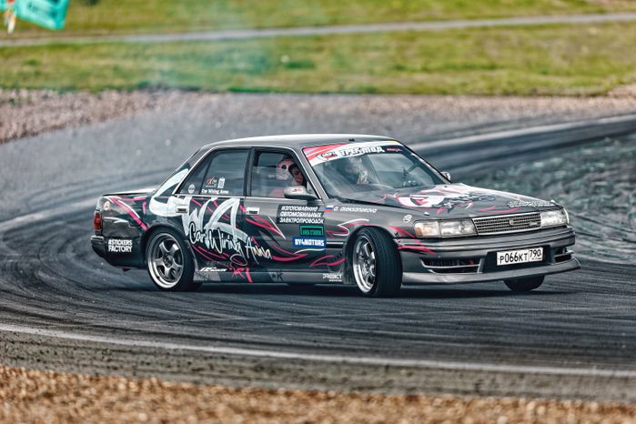 Дрифт-гонка автомобилей по автодрому Moscow Raceway на фестивале «Дрифт Экспо» в Волоколамске