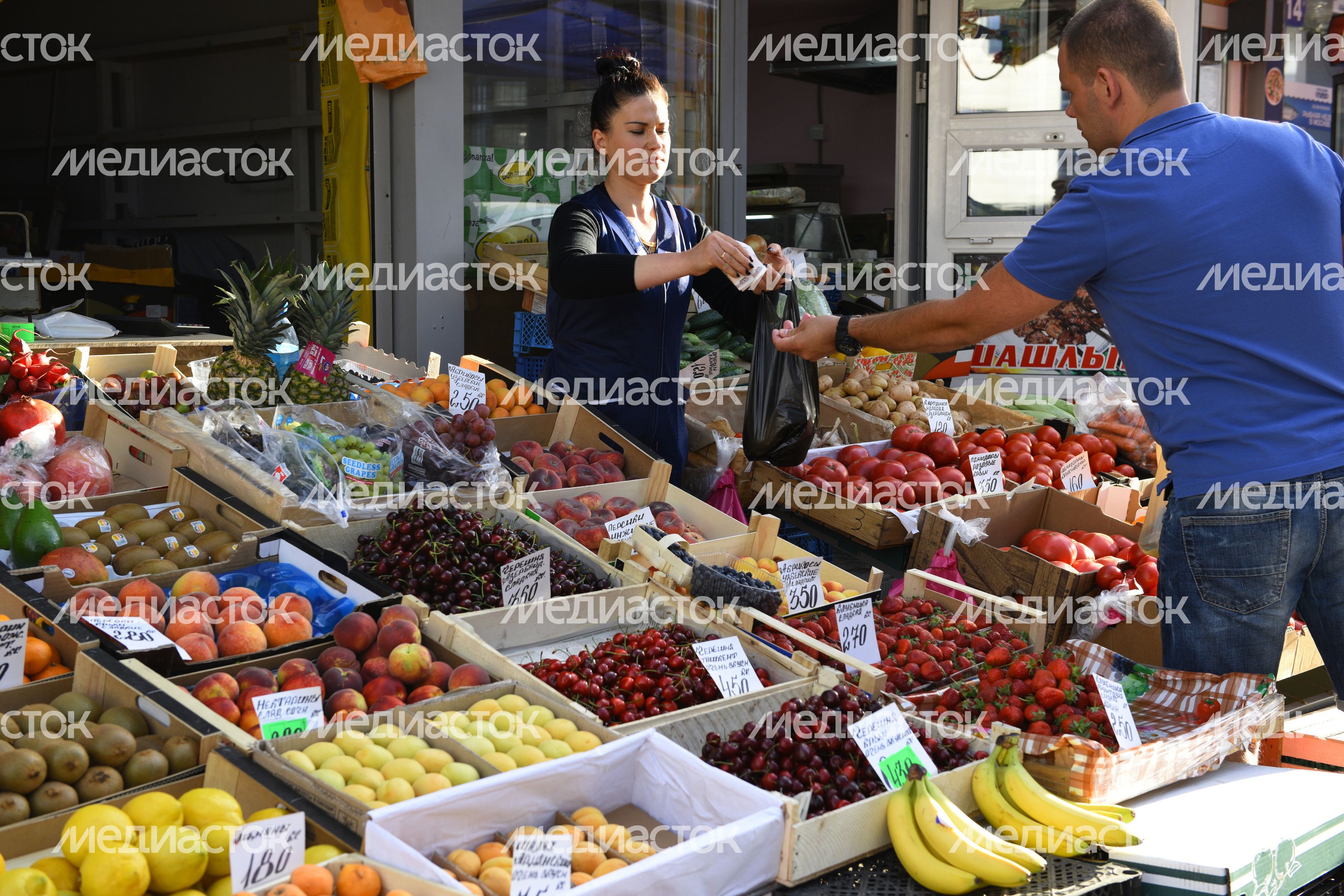 Прилавок с овощами и фруктами на рынке в Москве