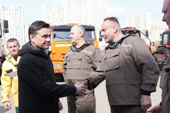 Андрей Воробьев и глава Рослесхоза передали в подмосковные лесничества новую спецтехнику