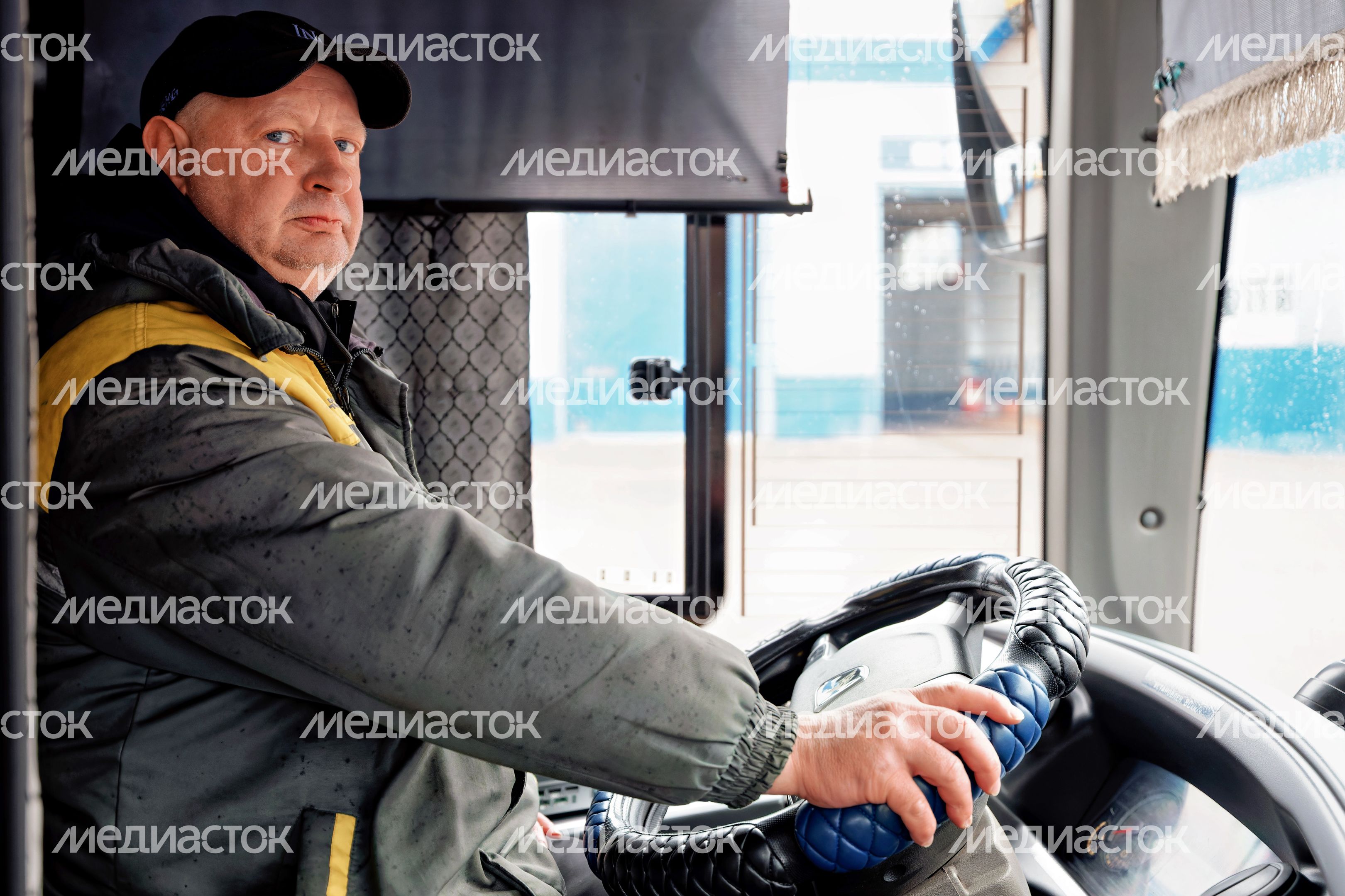 Водитель автобуса Мострансавто проходит предрейсовый осмотр перед выходом на линию